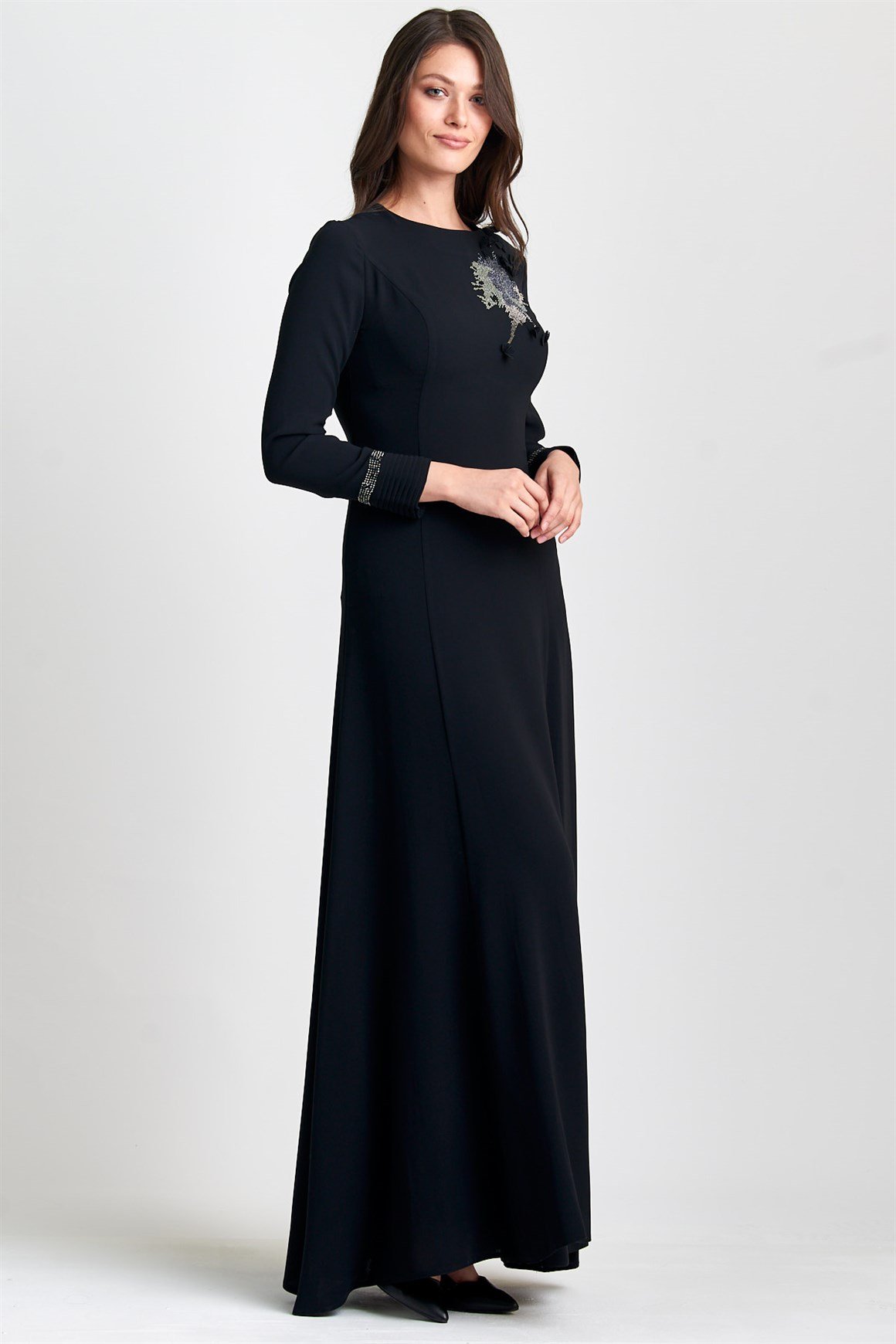 Siyah Kol Uçları Pilili, Taş Ve Çiçek Aksesuarlı Abiye Elbise