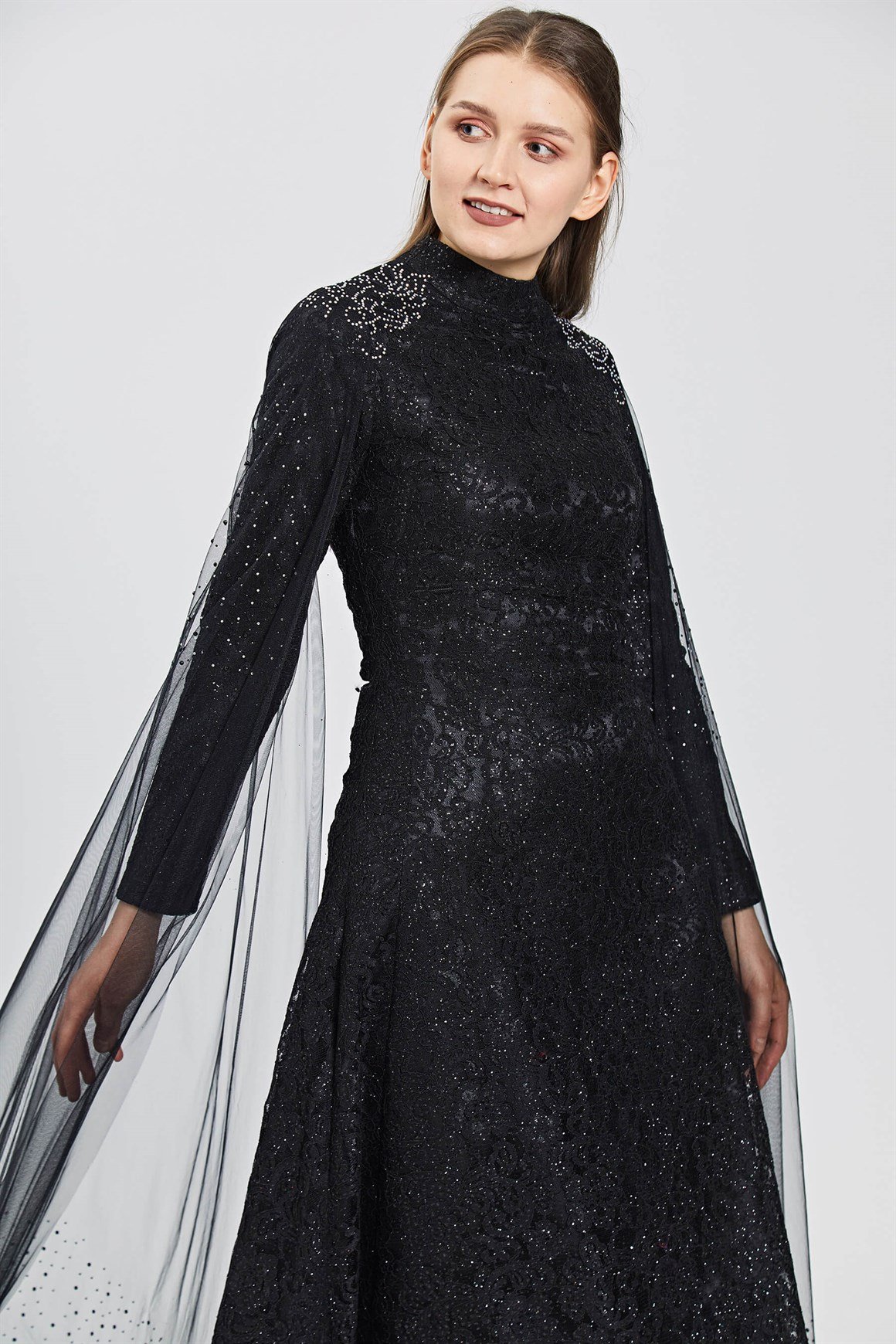 Siyah Omuzda Etek Ucuna Uzanan Tül Üzeri Taş Kombinli Dantelli Abiye Elbise