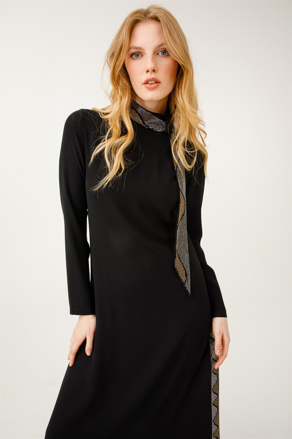 Atkı Üzeri ve Yırtmaç Kenarı Taş İşli Pantolonlu Şık Takım  Taş