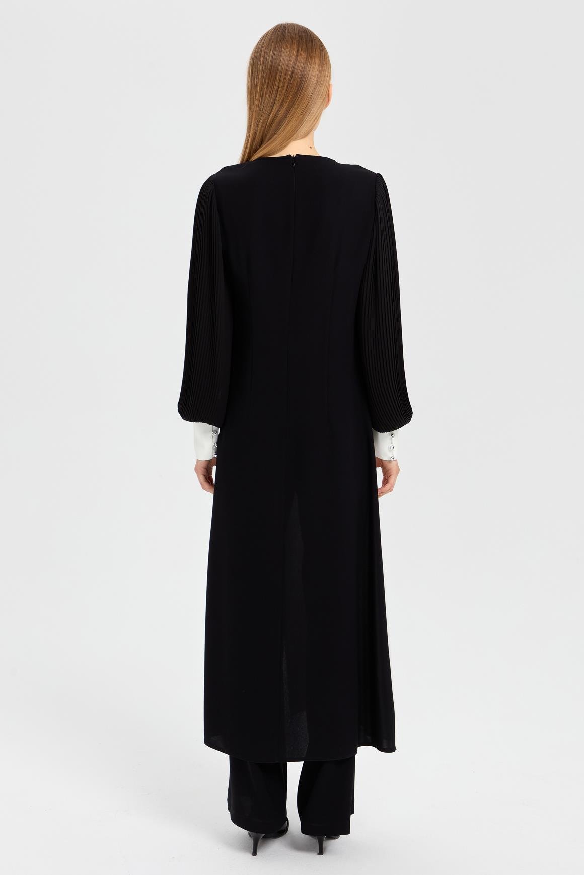 Kolu Piliseli Önden Yırtmaçlı Şerit Taş Detaylı Pantolonlu Takım  Siyah