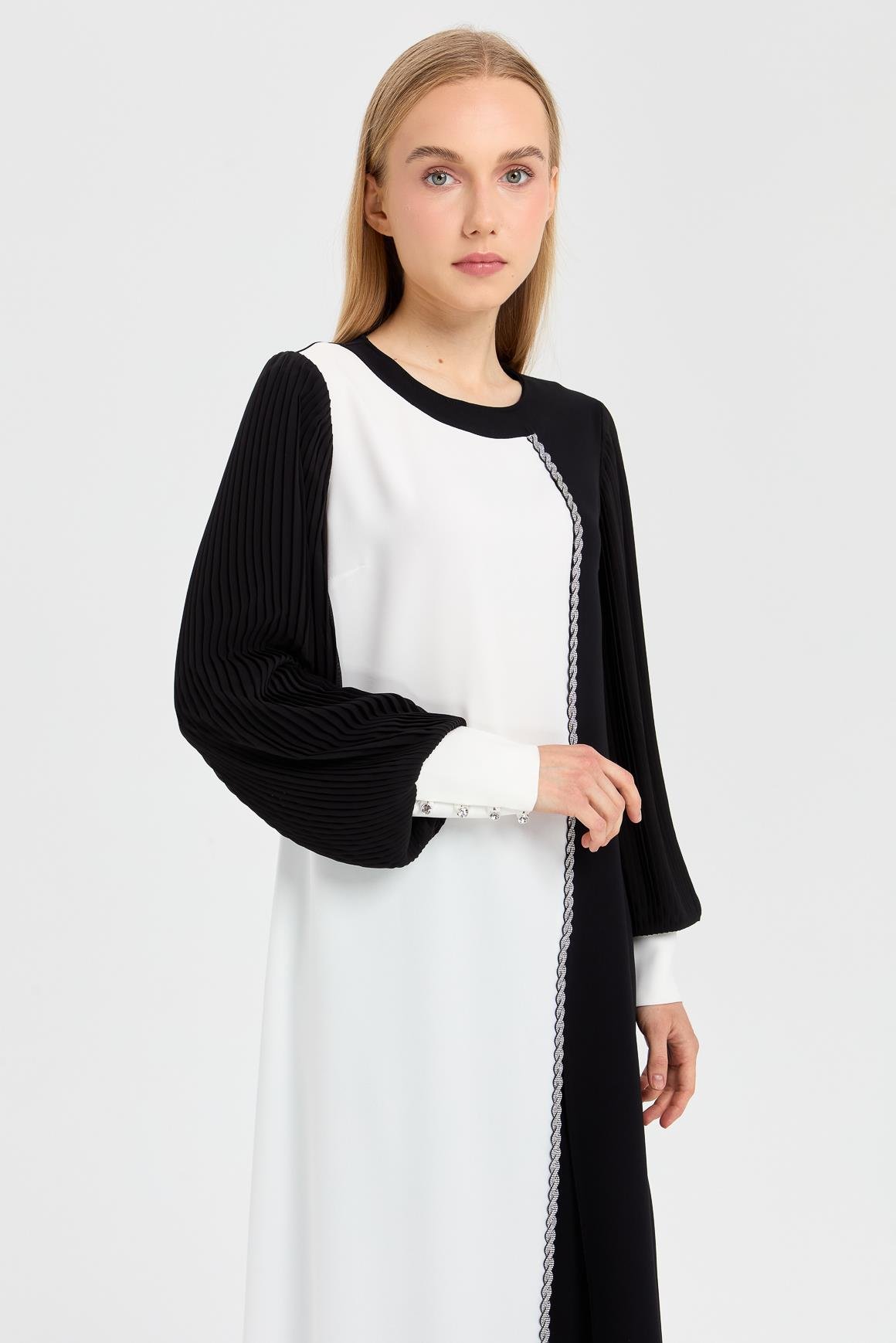 Kolu Piliseli Önden Yırtmaçlı Şerit Taş Detaylı Pantolonlu Takım  Siyah