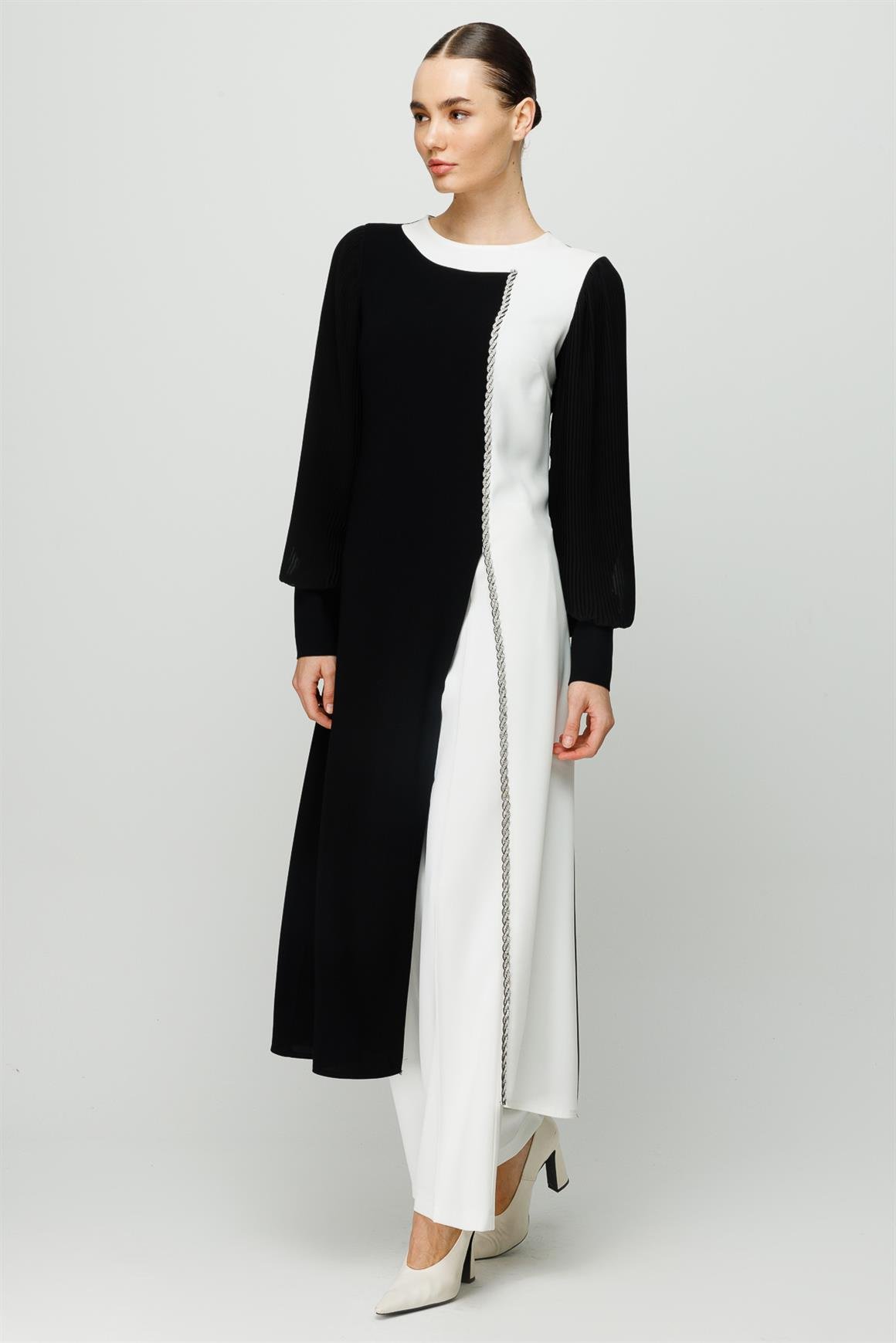 Kolu Piliseli Önden Yırtmaçlı Şerit Taş Detaylı Pantolonlu Takım  Ekru