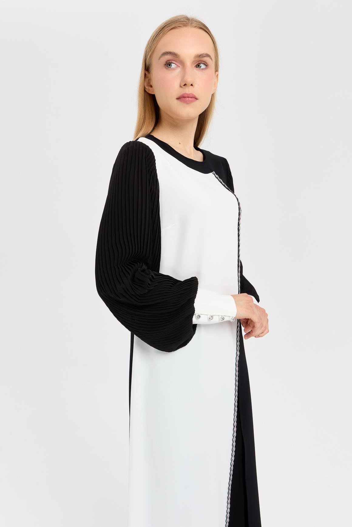 Kolu Piliseli Önden Yırtmaçlı Şerit Taş Detaylı Pantolonlu Takım  Siyah