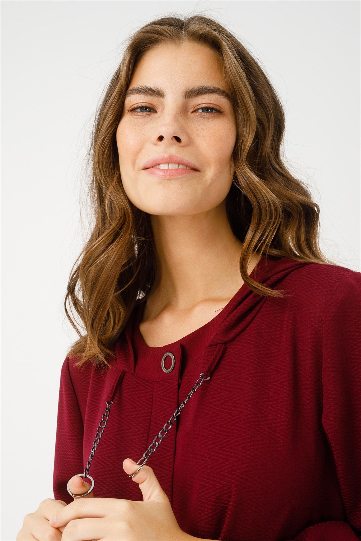 Kapişonlu Zincir Aksesuarlı Fermnuarlı Ferace  Bordo