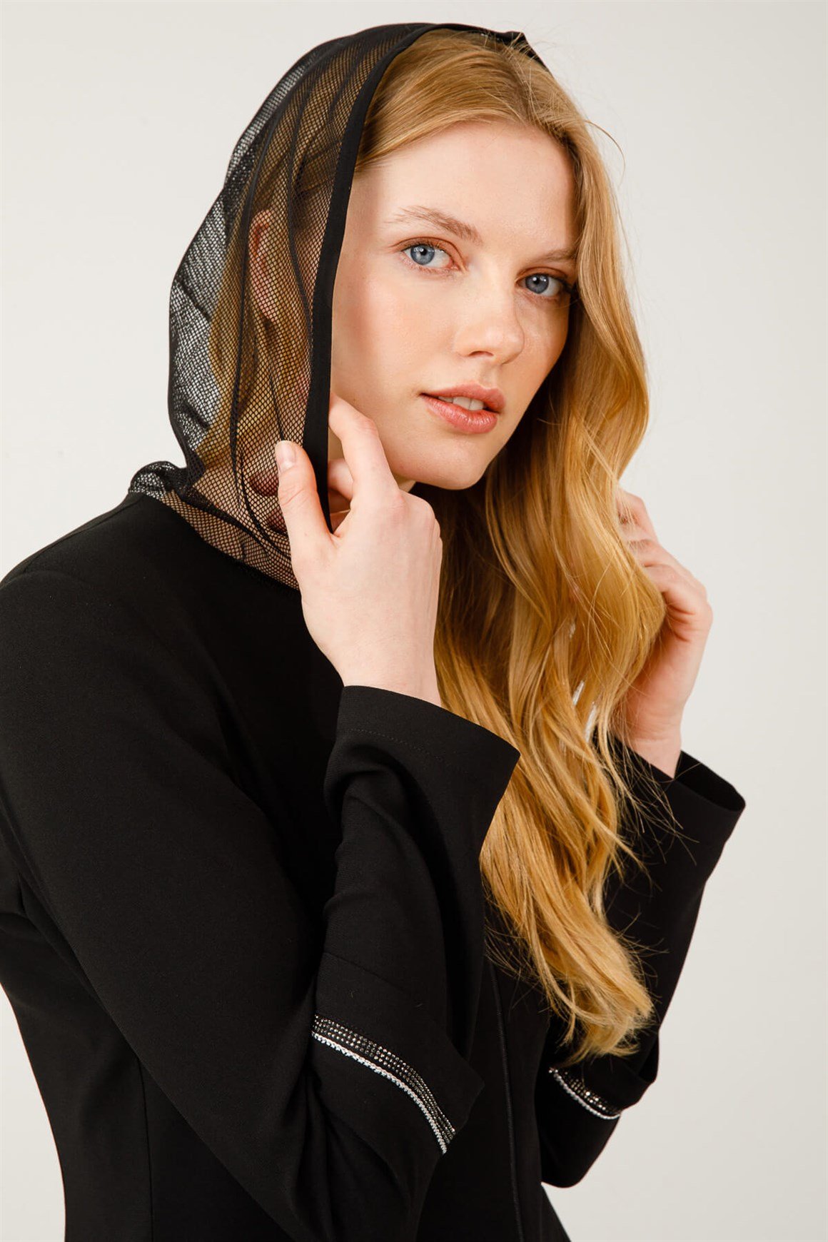 Kapişonu File Detaylı Kollarda Dikiş Geçişli Ferace  Siyah