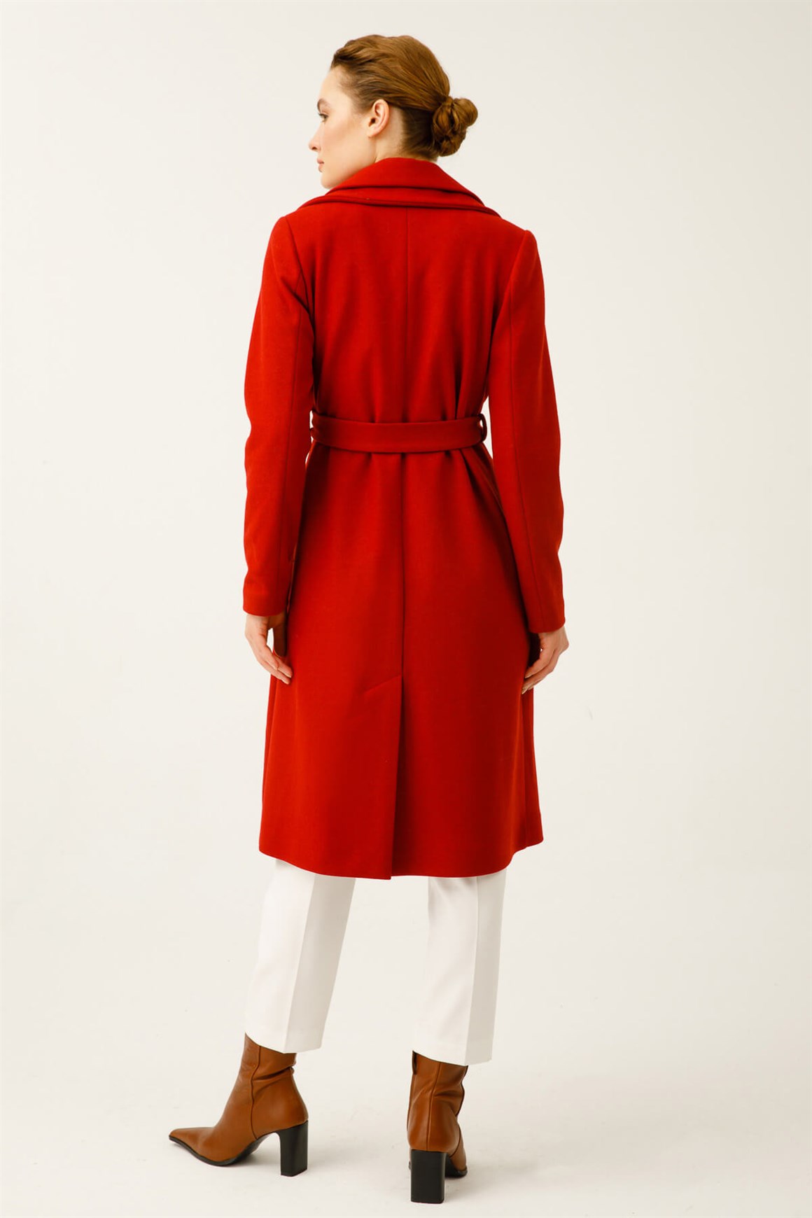 Çift Yakalı Önden Bağlamalı Broş Detaylı Kaban  Kırmızı