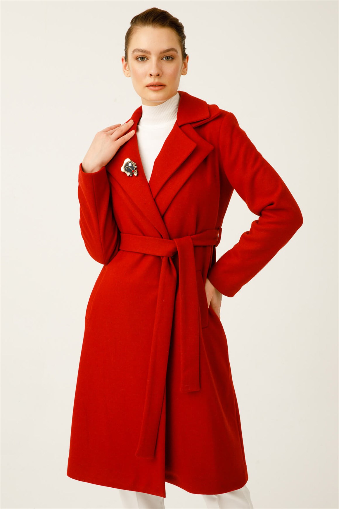 Çift Yakalı Önden Bağlamalı Broş Detaylı Kaban  Kırmızı