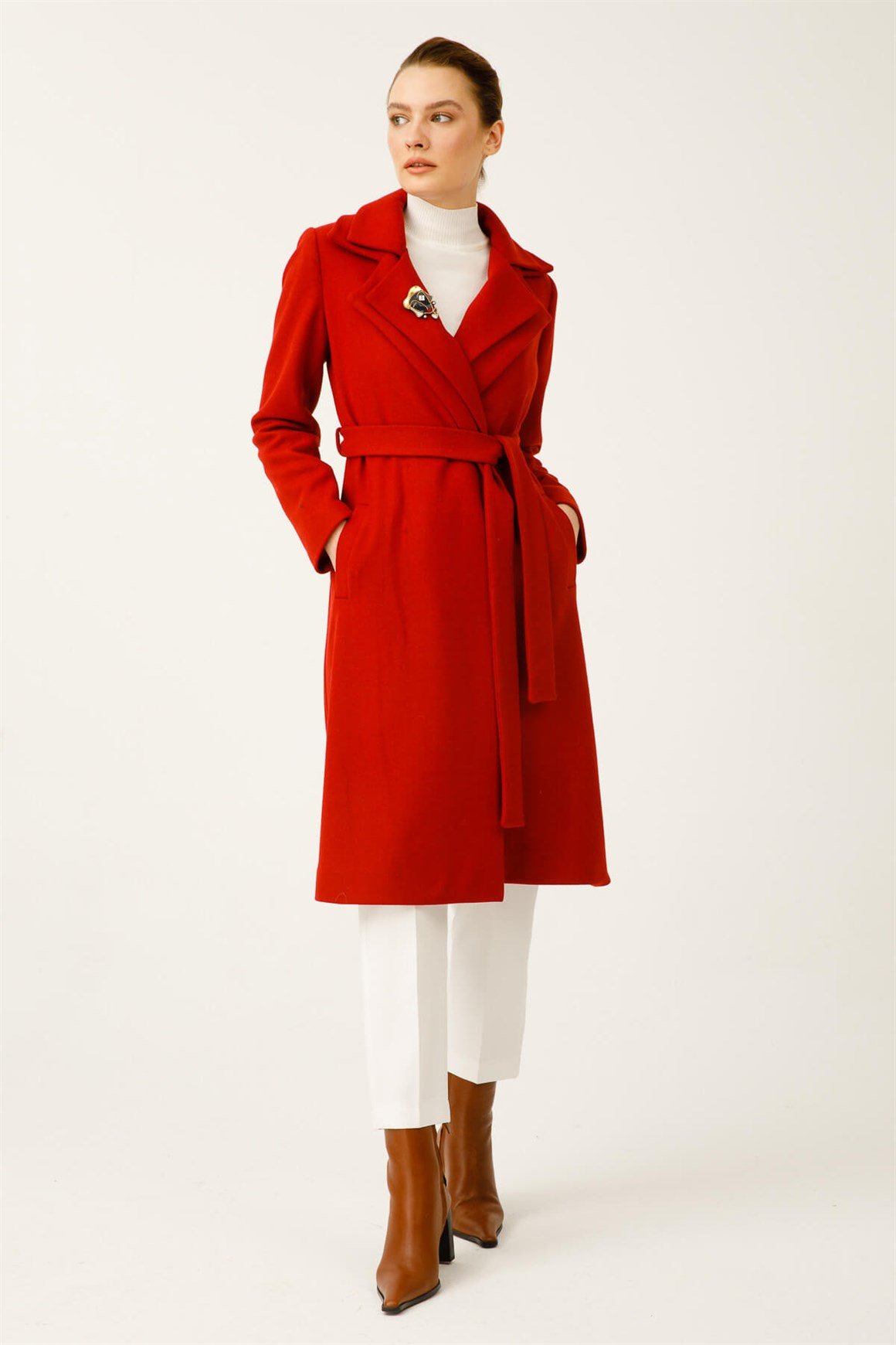 Çift Yakalı Önden Bağlamalı Broş Detaylı Kaban  Kırmızı