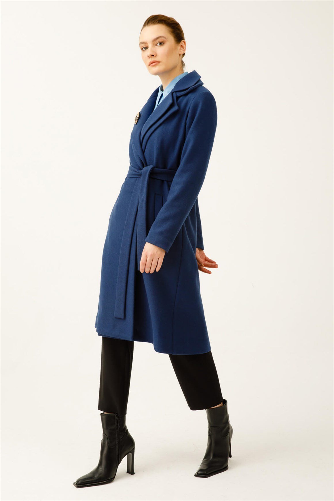 Çift Yakalı Önden Bağlamalı Broş Detaylı Kaban  İndigo