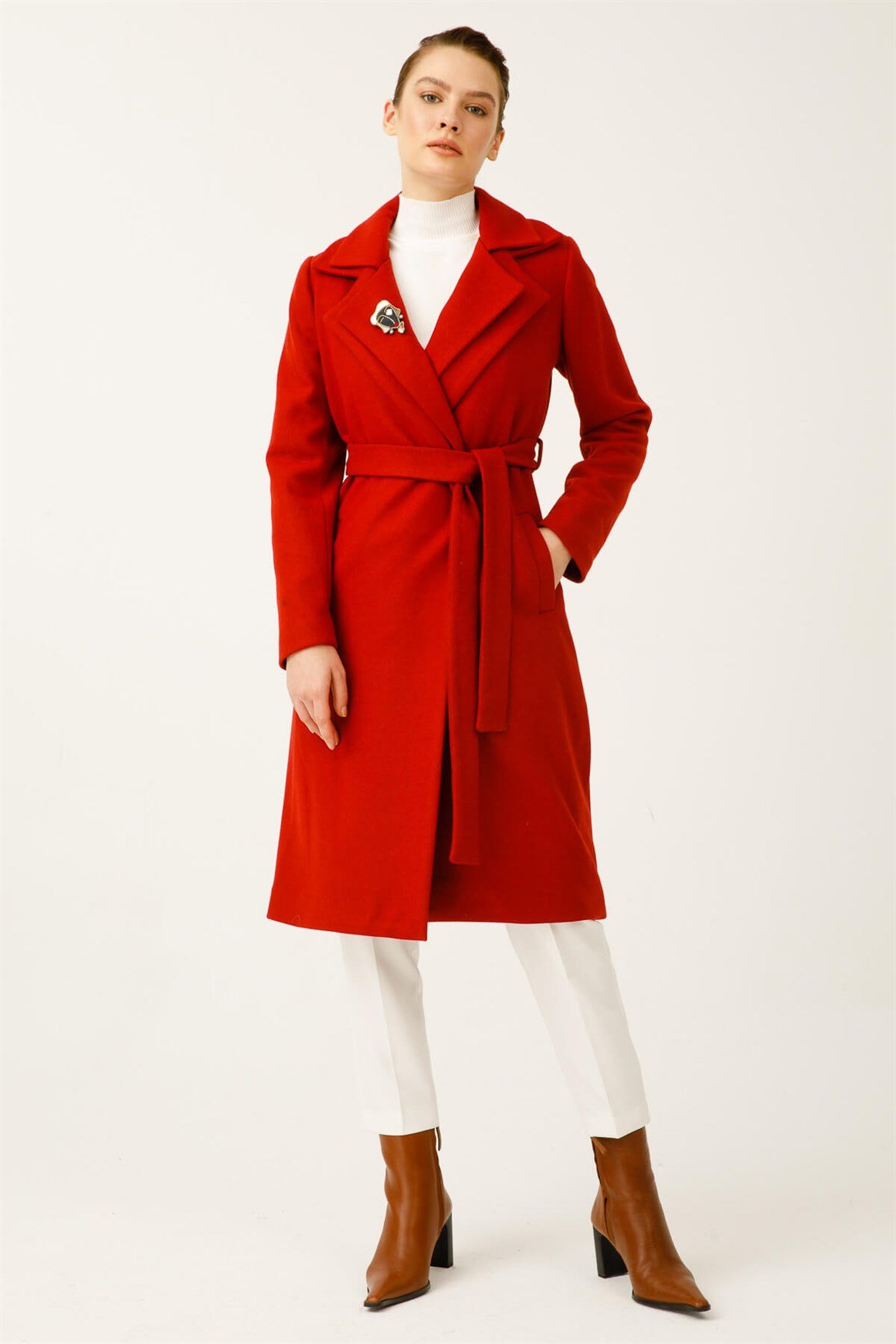 Çift Yakalı Önden Bağlamalı Broş Detaylı Kaban  Kırmızı