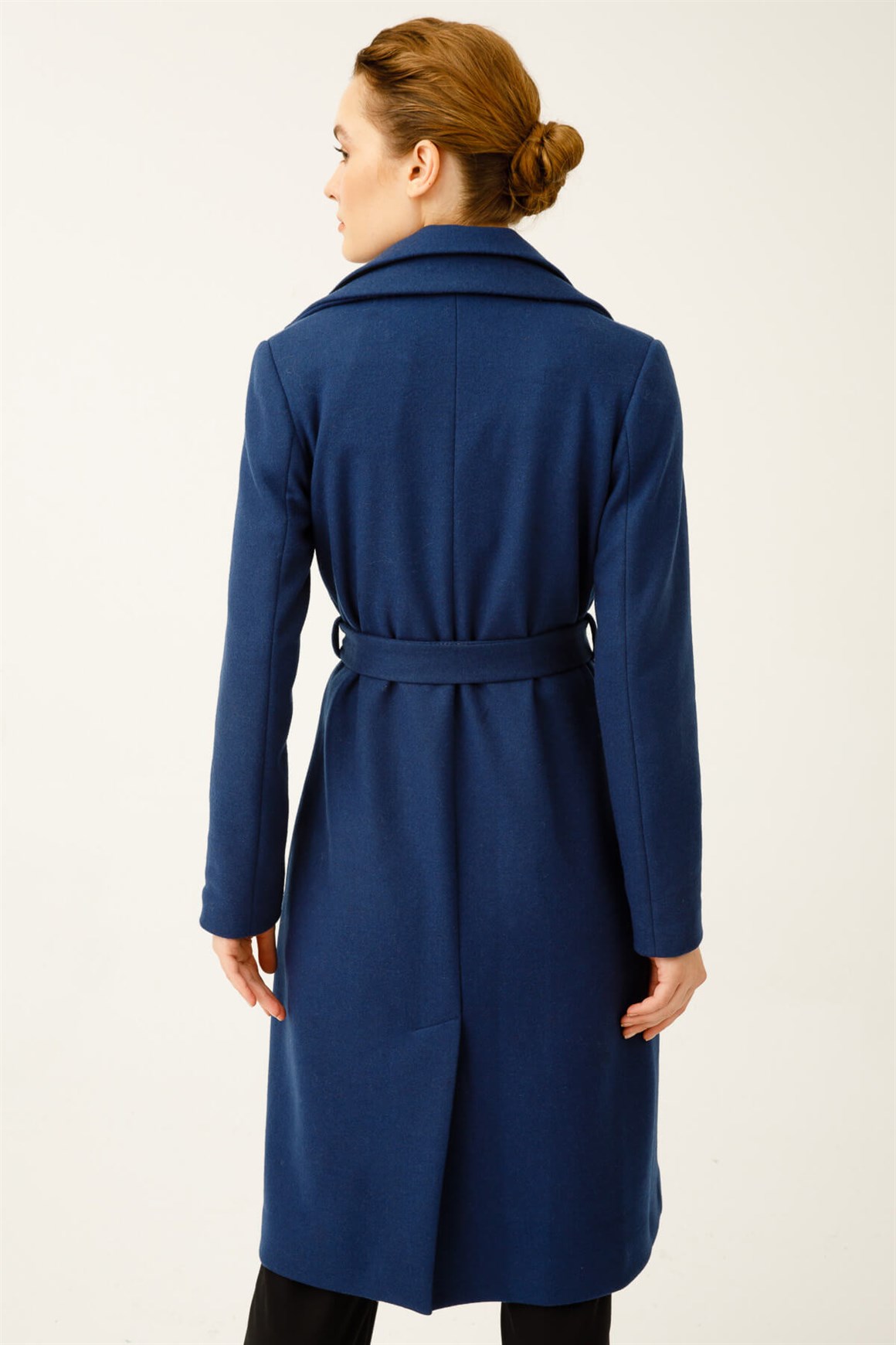 Çift Yakalı Önden Bağlamalı Broş Detaylı Kaban  İndigo