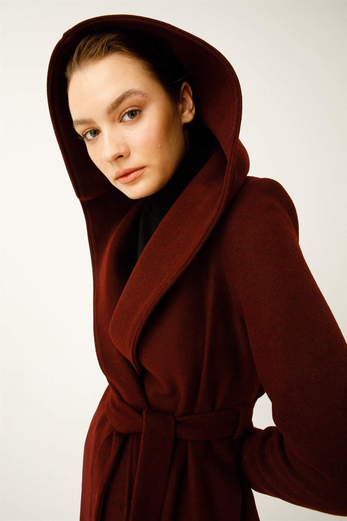 Geniş Kapişonlu Önden Bağlamalı Şanel Boy Kaban  Bordo