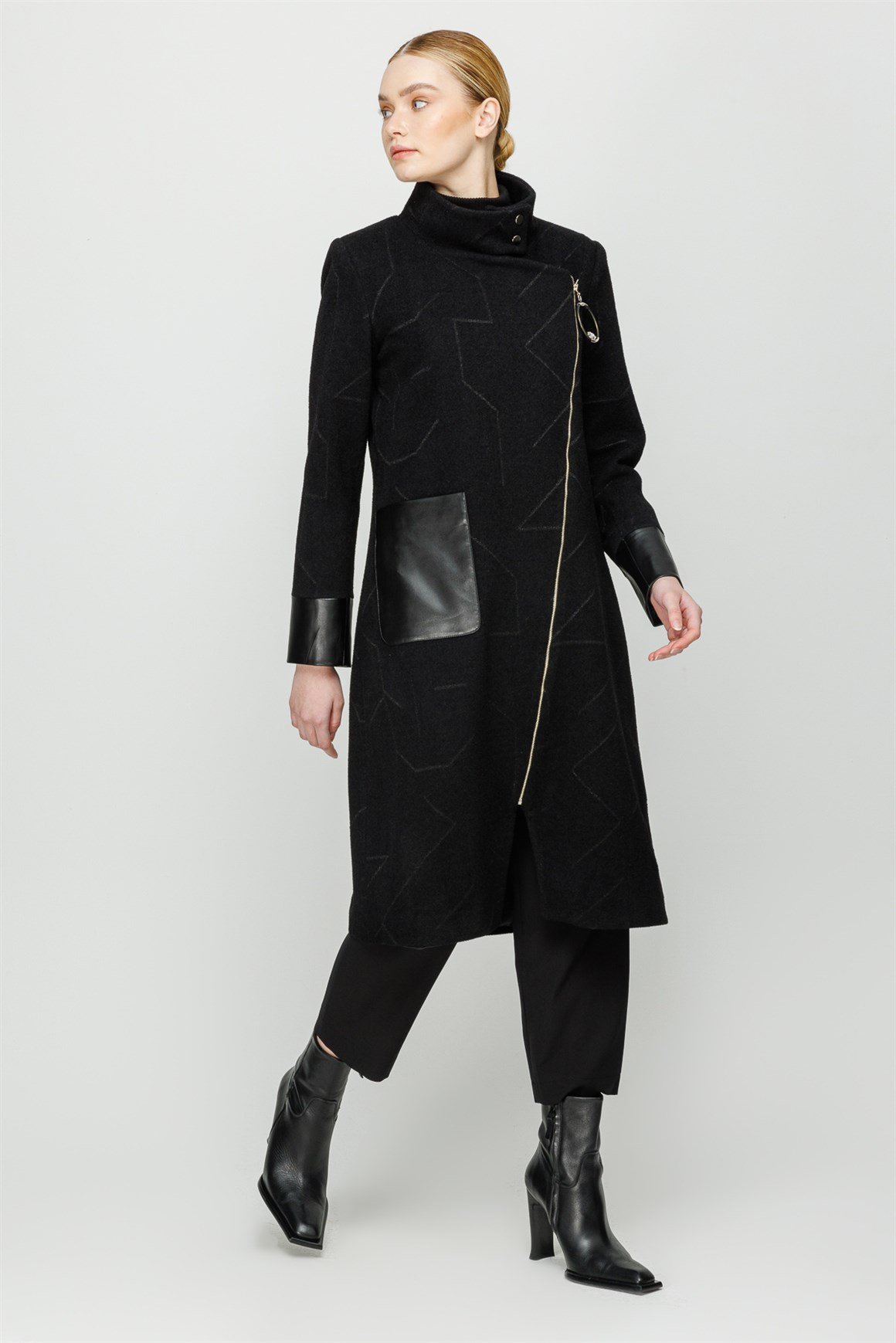 Verev Kapamalı Lazer Desen Detaylı Kaban  Siyah