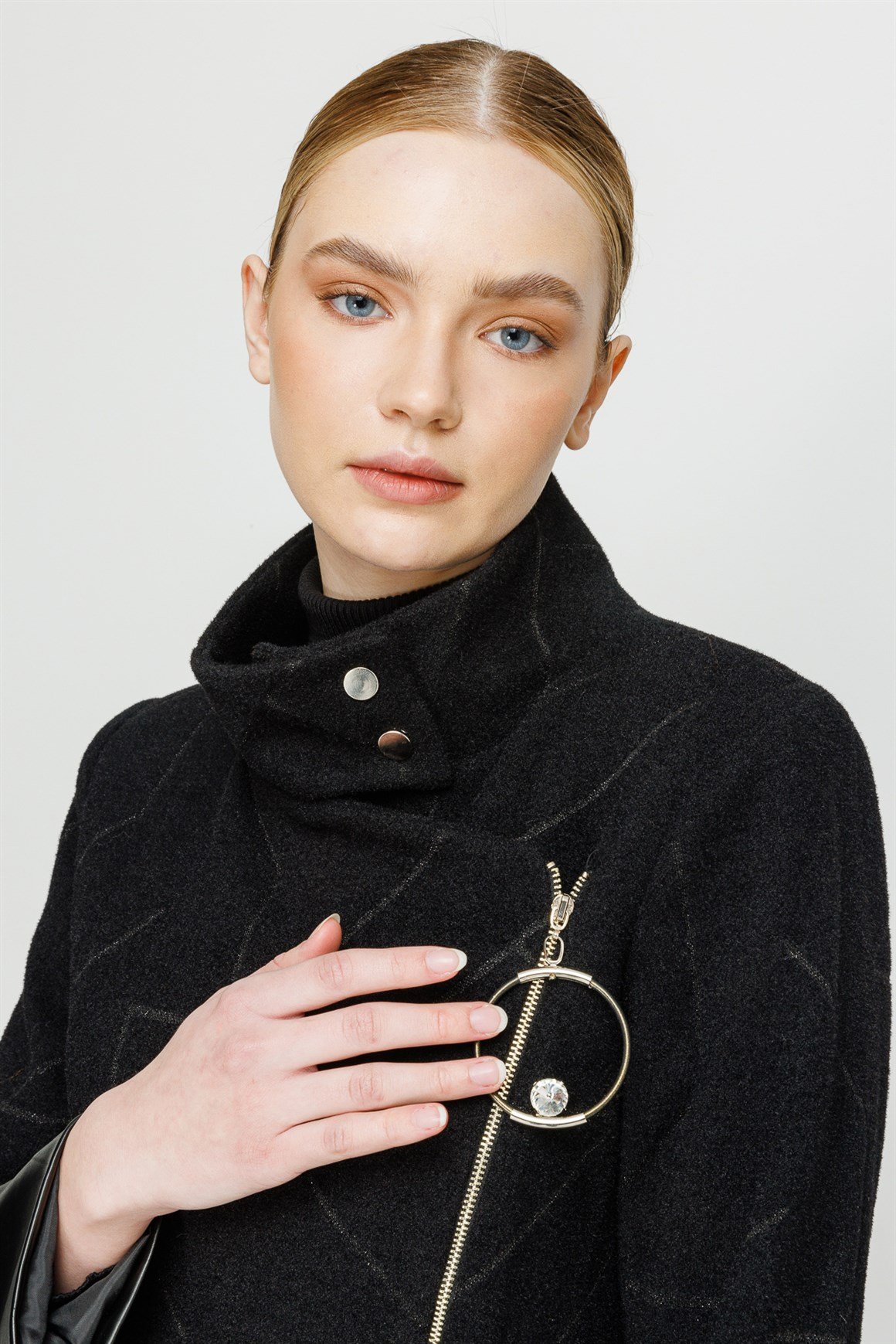 Verev Kapamalı Lazer Desen Detaylı Kaban  Siyah