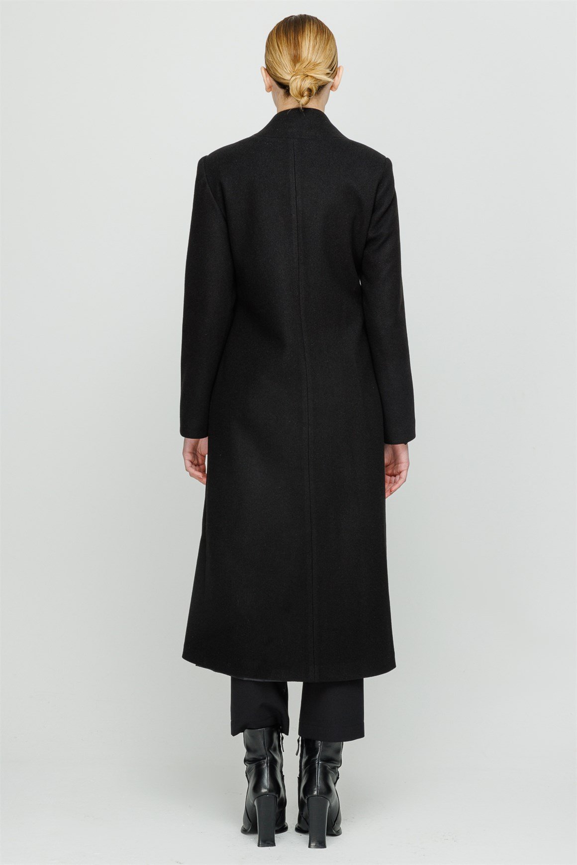 Devrik Yaka İnci Broş Detaylı Ara Boy Manto  Siyah