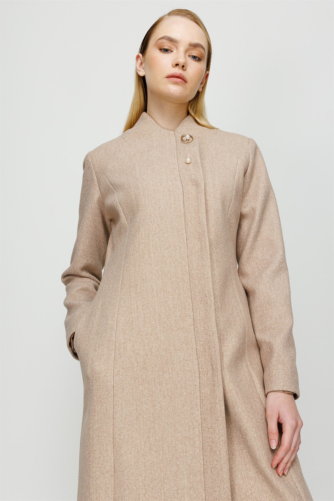 Devrik Yaka İnci Broş Detaylı Ara Boy Manto  Bej