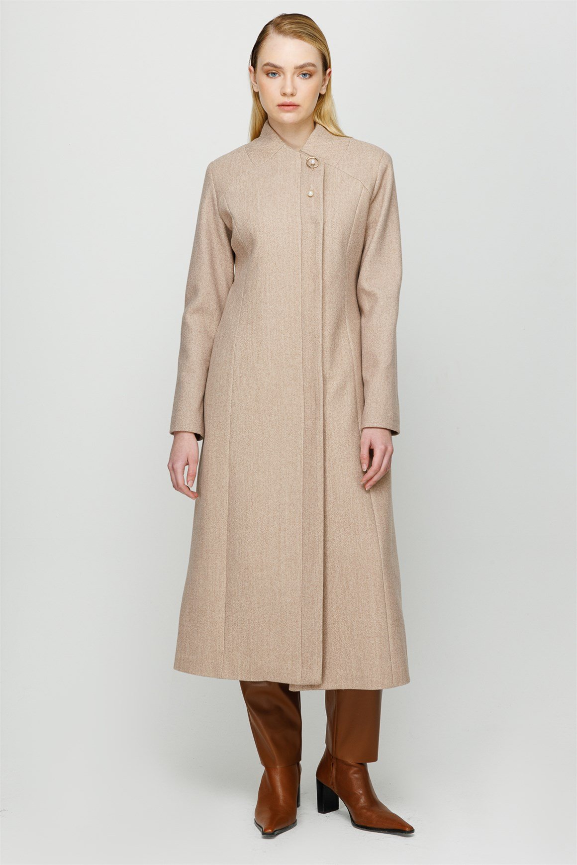 Devrik Yaka İnci Broş Detaylı Ara Boy Manto  Bej