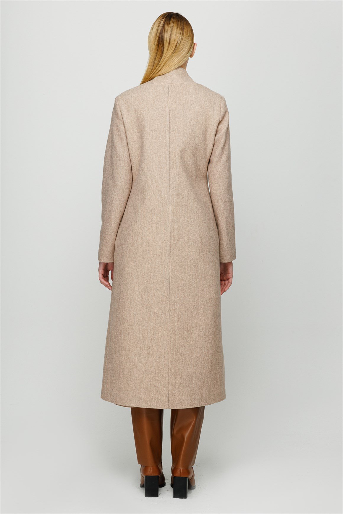 Devrik Yaka İnci Broş Detaylı Ara Boy Manto  Bej