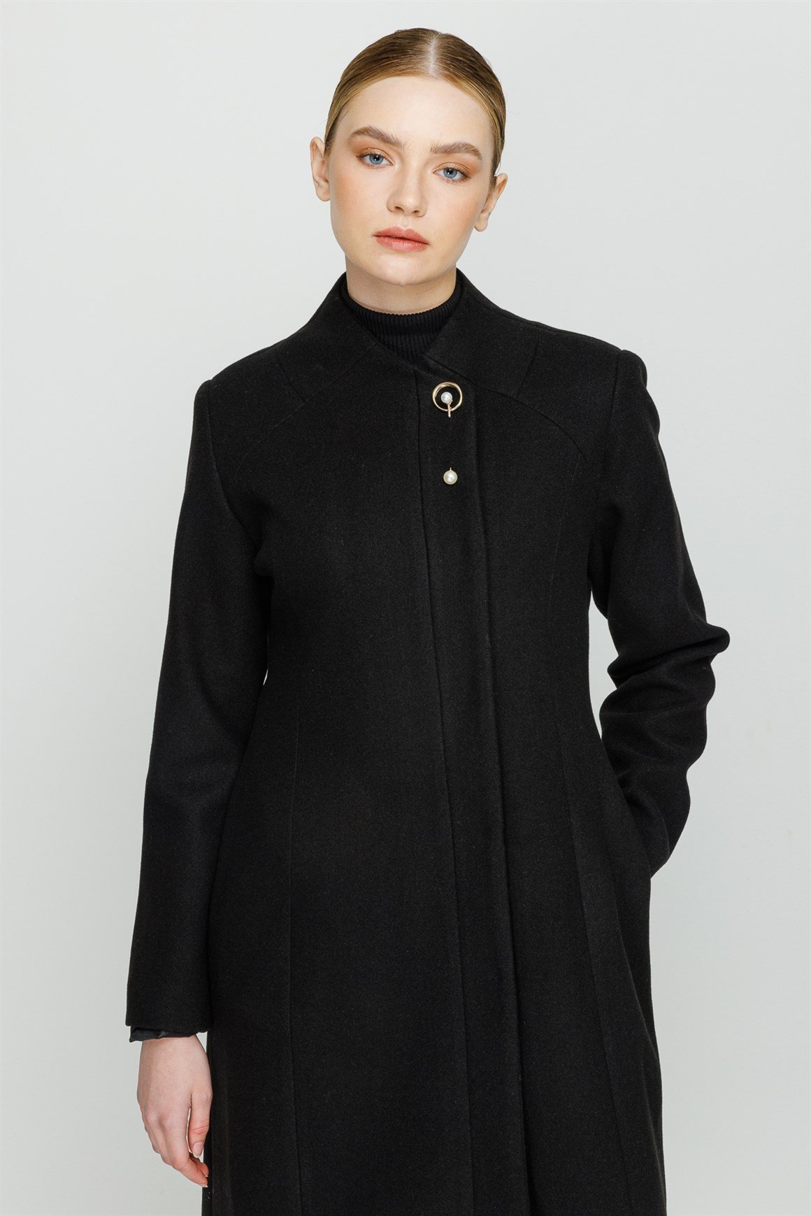 Devrik Yaka İnci Broş Detaylı Ara Boy Manto  Siyah