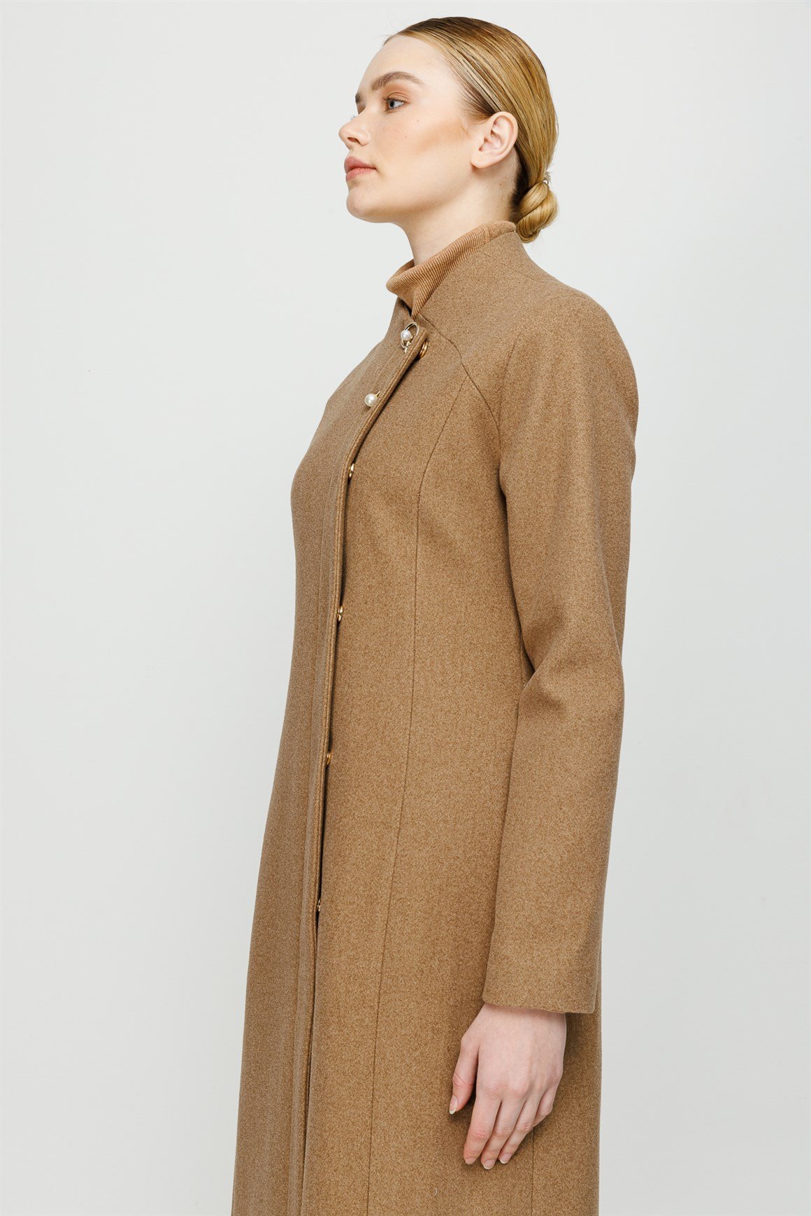 Devrik Yaka İnci Broş Detaylı Ara Boy Manto  Taba