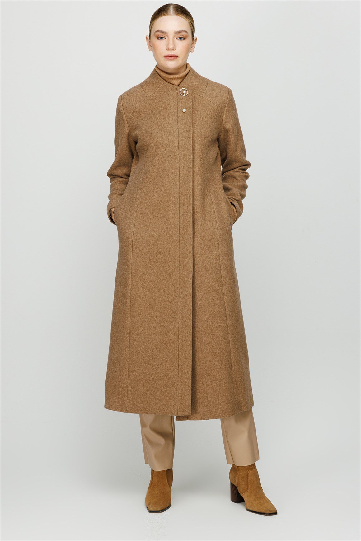 Devrik Yaka İnci Broş Detaylı Ara Boy Manto  Taba