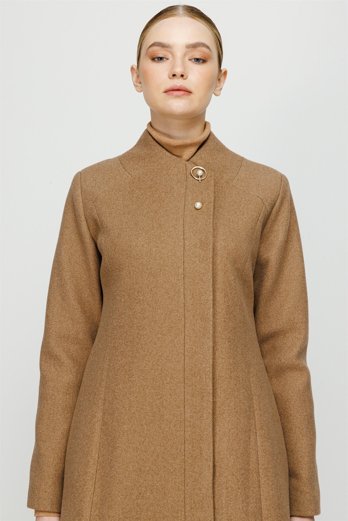 Devrik Yaka İnci Broş Detaylı Ara Boy Manto  Taba