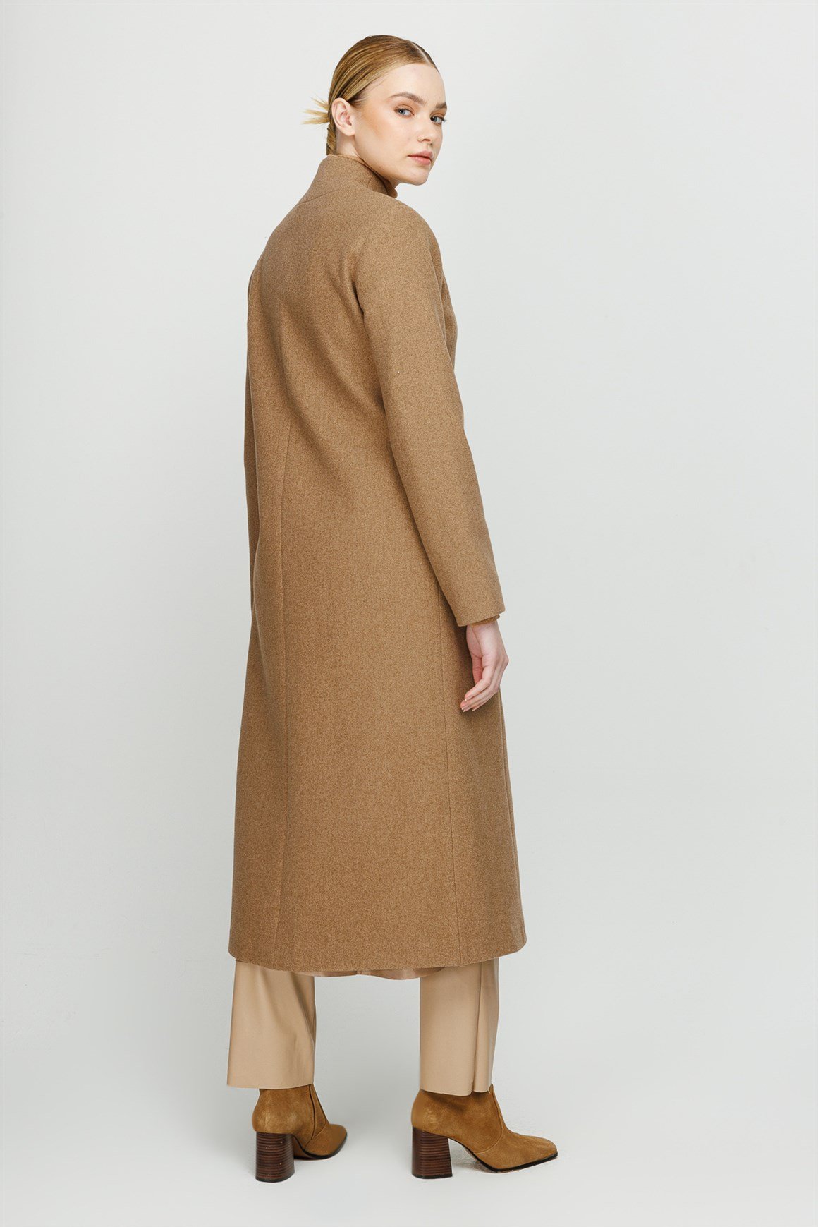 Devrik Yaka İnci Broş Detaylı Ara Boy Manto  Taba