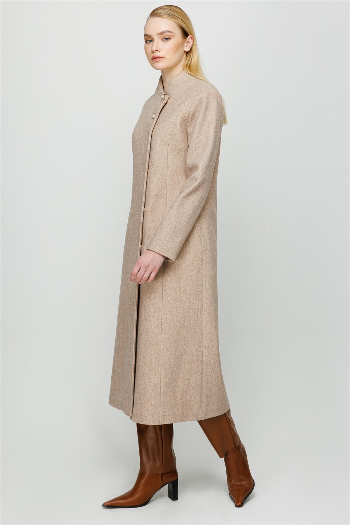 Devrik Yaka İnci Broş Detaylı Ara Boy Manto  Bej