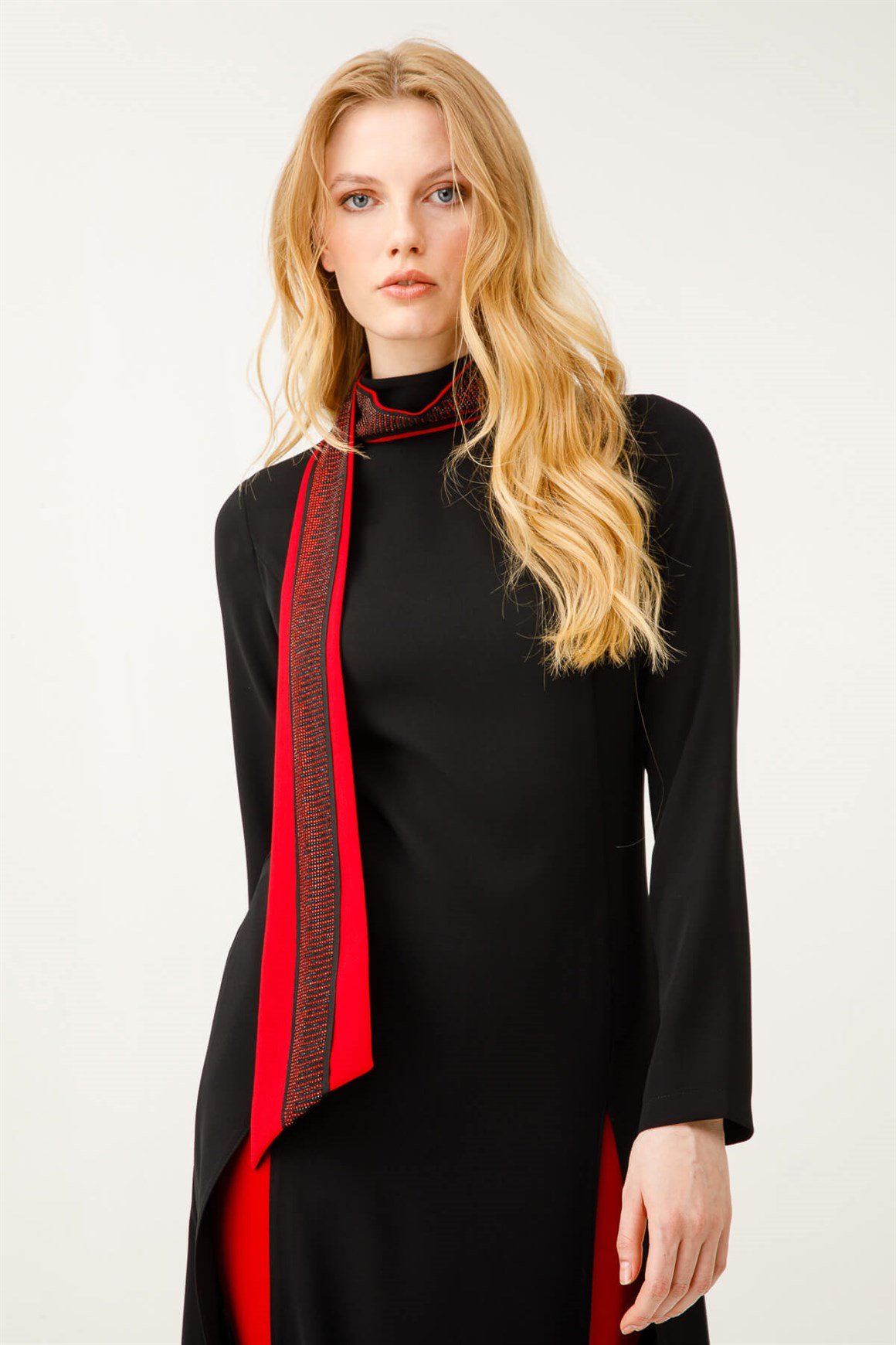 Atkı ÜZeri Taş İşlı Yırtmaçlı Şık Takım  Kırmızı