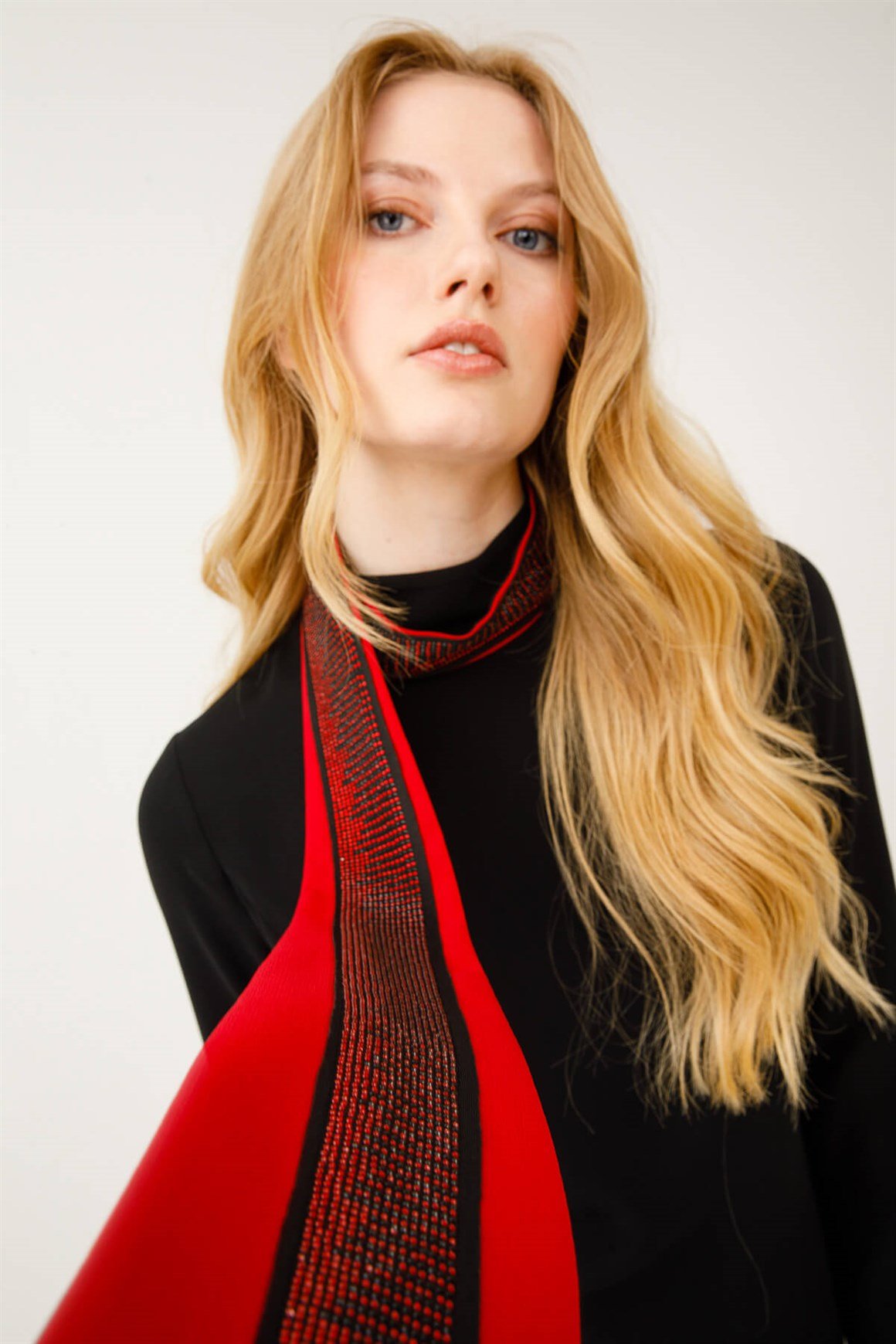 Atkı ÜZeri Taş İşlı Yırtmaçlı Şık Takım  Kırmızı