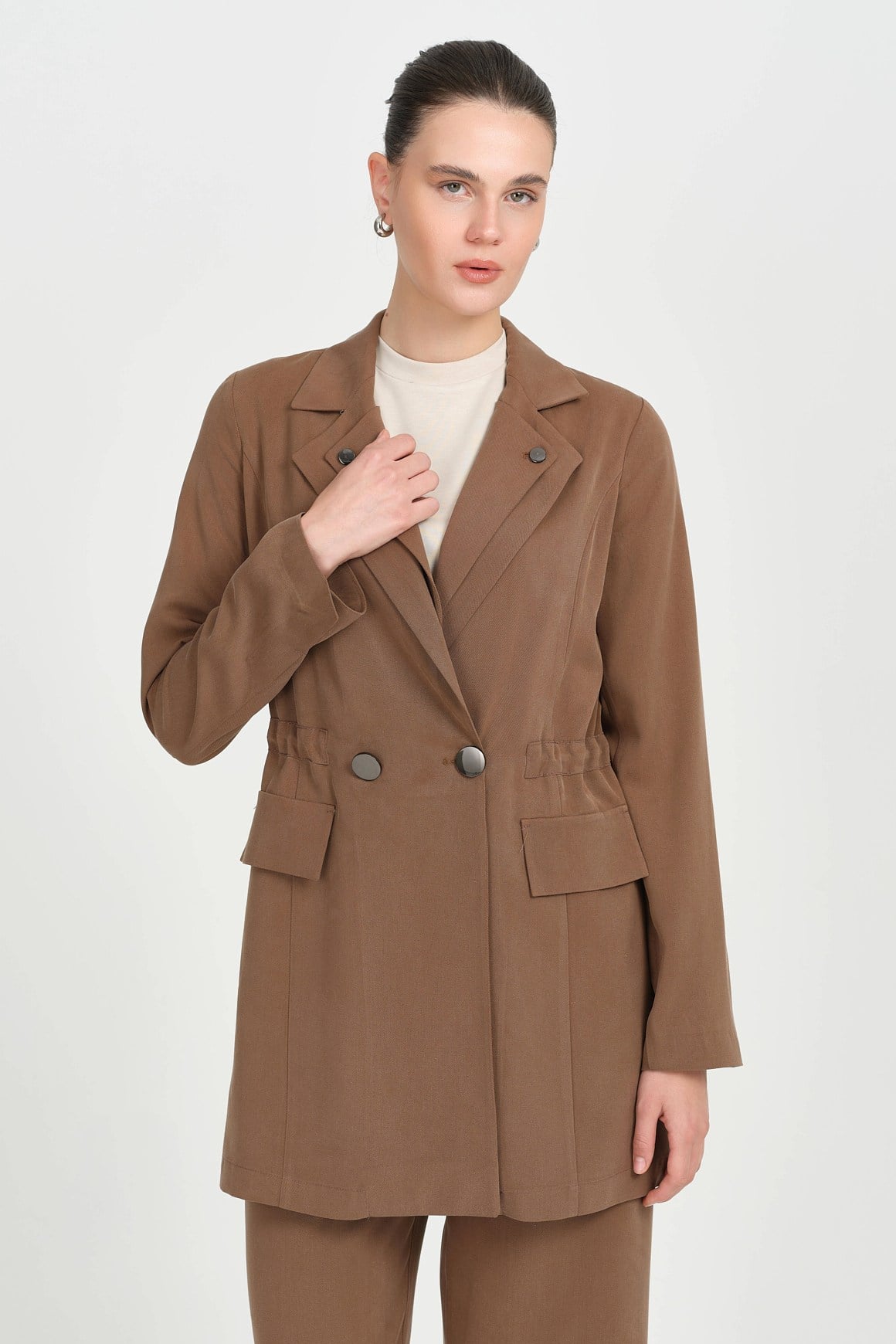 Çift Yaka Detaylı Belden Büzgülü Pantolonlu Takım  Camel