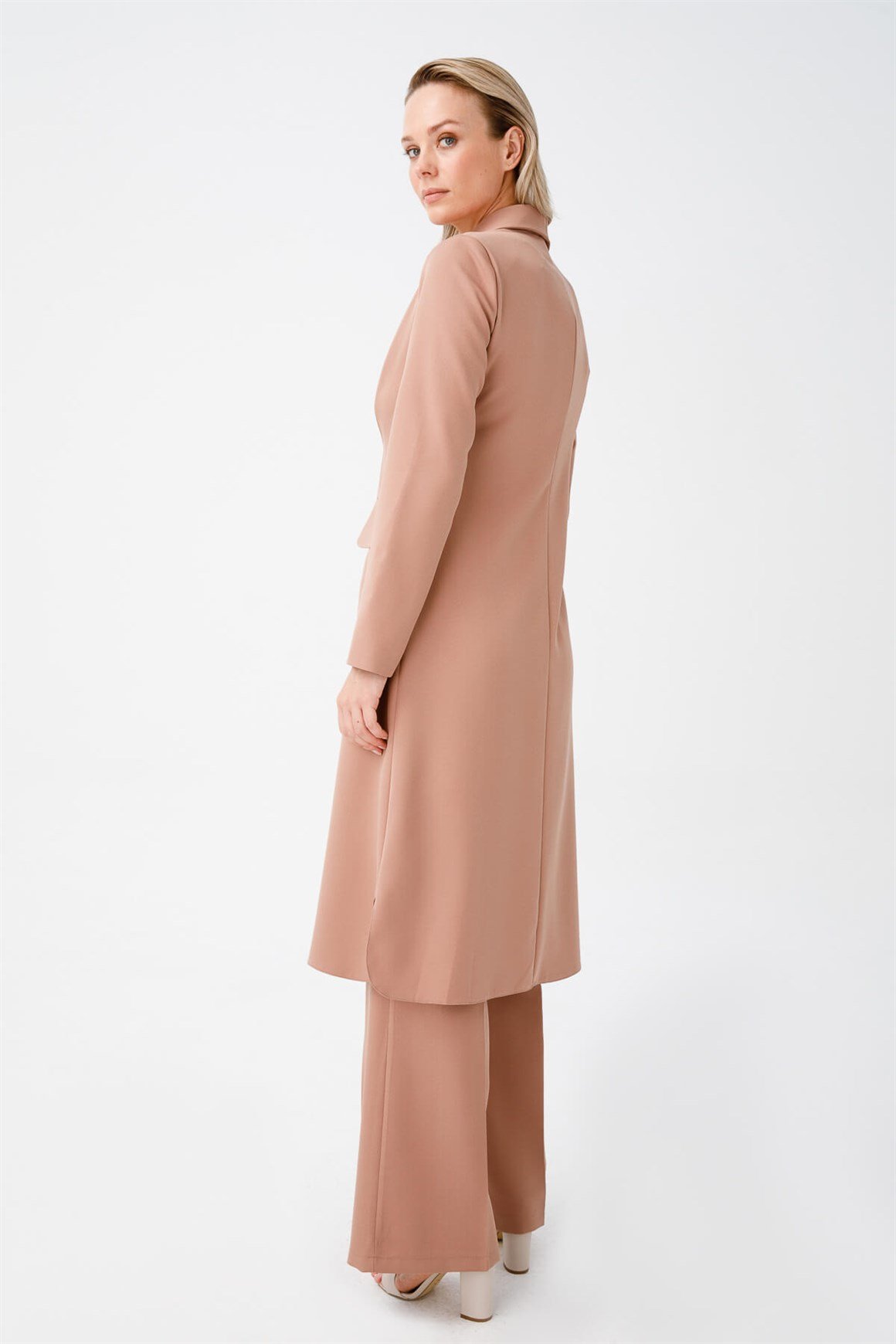 Erkek Ve Şal Yakalı Ceketli Takım  Vizon