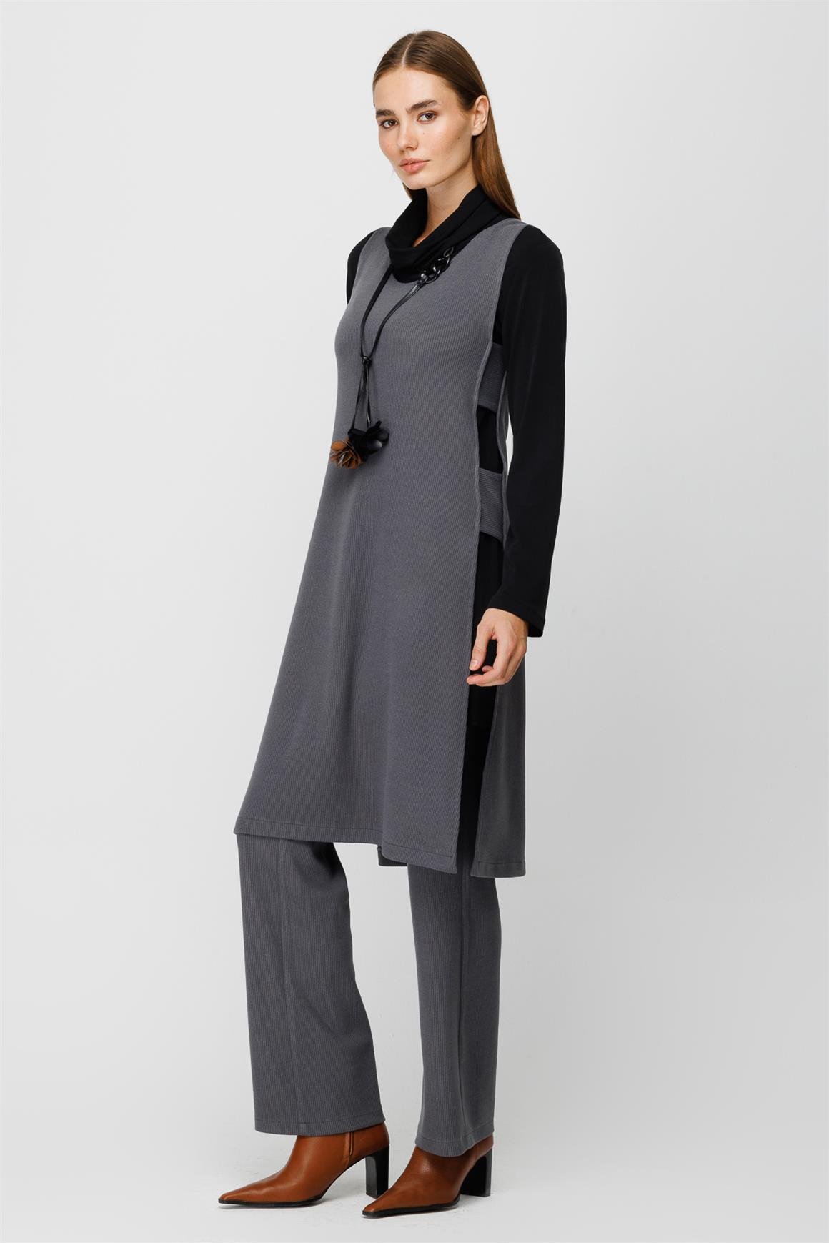 Fitilli Örme Kumaştan Yanları Pencere Detaylı Bluz Tunik Pantolon Kolye Takım  Antrasit
