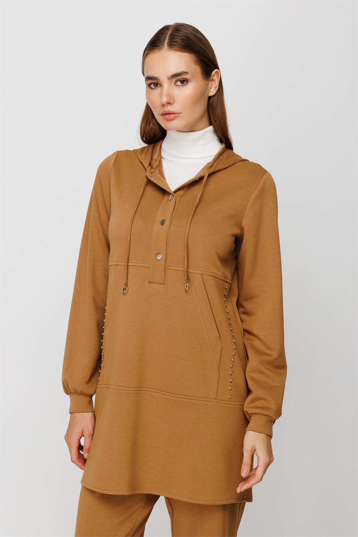 Kapişon ve Swarows Taş Detaylı Oysh Kumaş Tunik Pantolon Takım  Camel