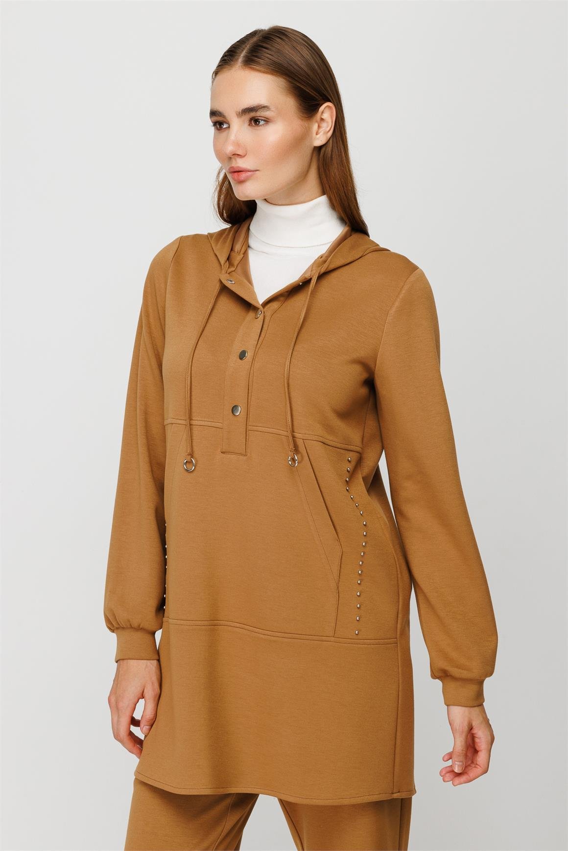 Kapişon ve Swarows Taş Detaylı Oysh Kumaş Tunik Pantolon Takım  Camel