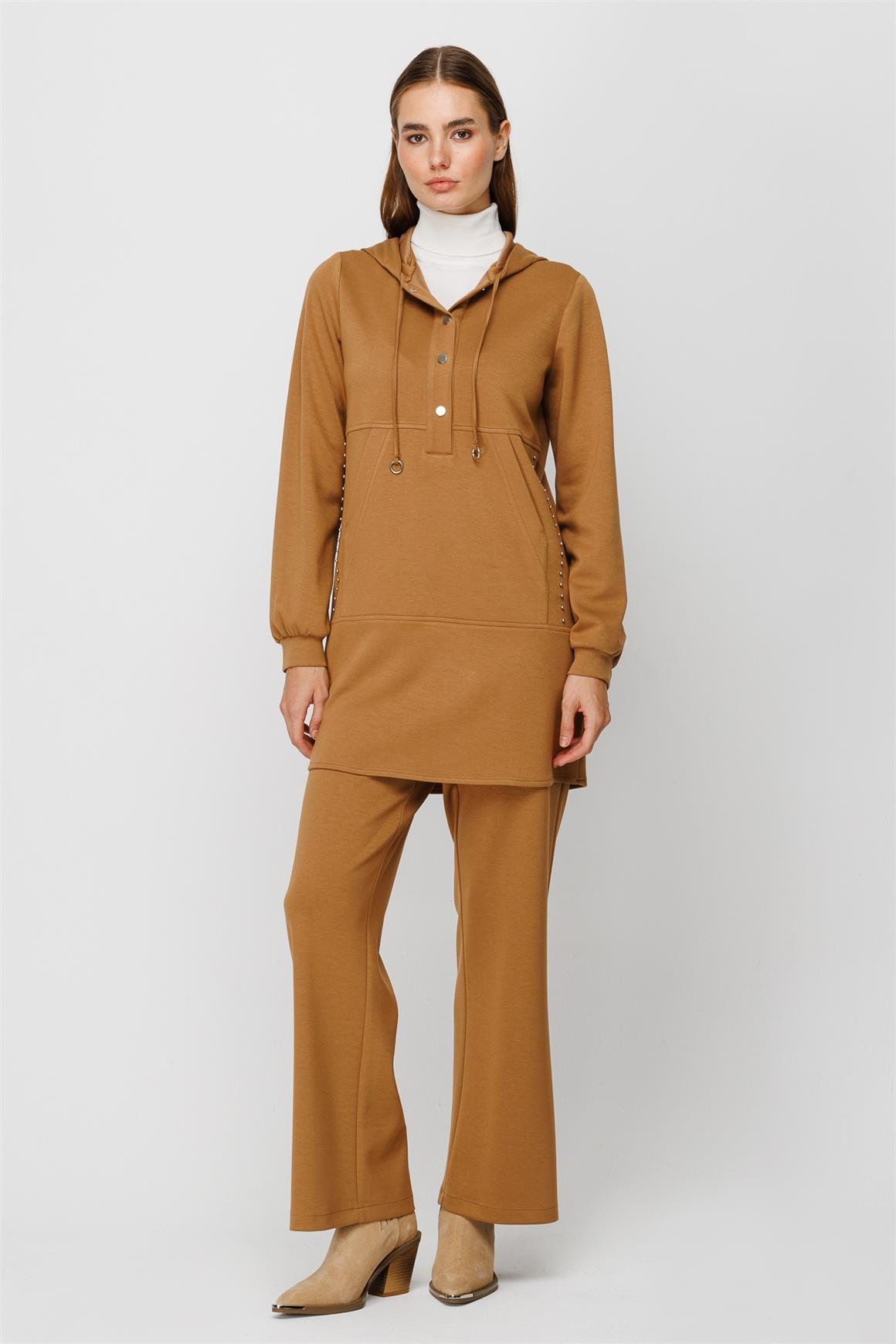 Kapişon ve Swarows Taş Detaylı Oysh Kumaş Tunik Pantolon Takım  Camel