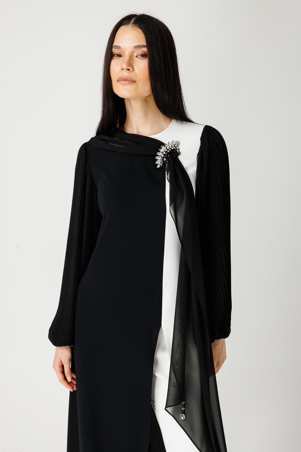 Şal Detaylı Önü Yırtmaçlı Pilise Kollu Pantolonlu Takım  Ekru