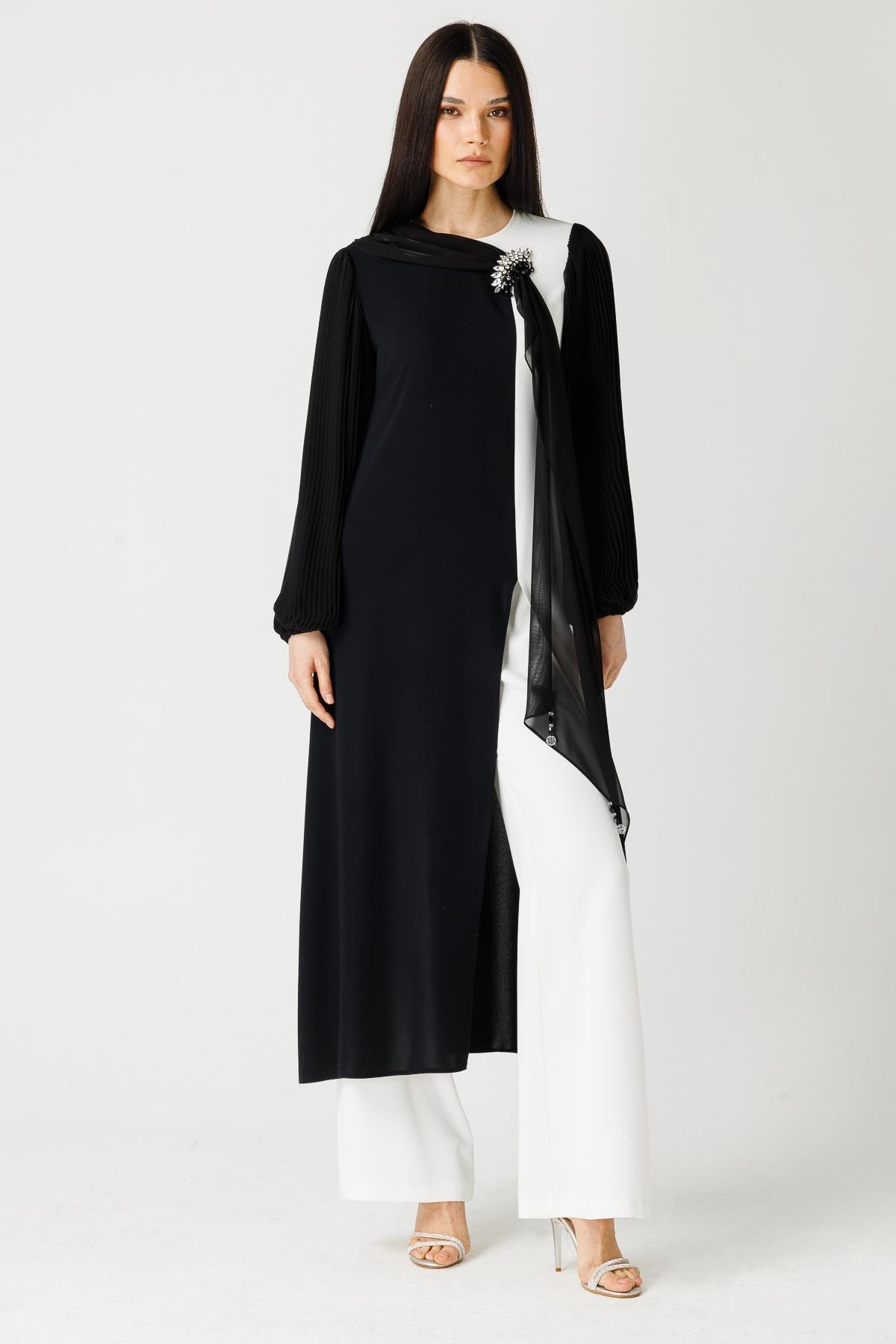 Şal Detaylı Önü Yırtmaçlı Pilise Kollu Pantolonlu Takım  Ekru