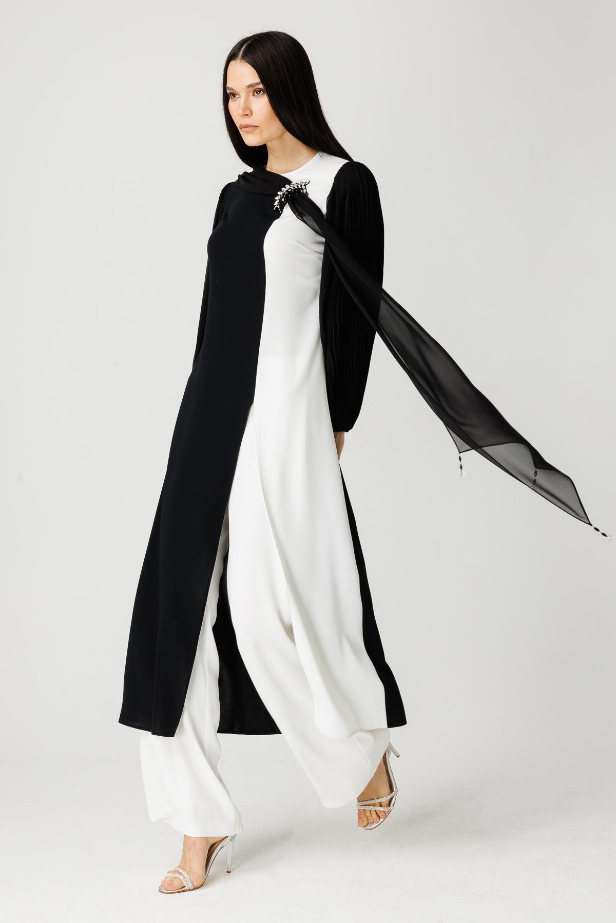 Şal Detaylı Önü Yırtmaçlı Pilise Kollu Pantolonlu Takım  Ekru