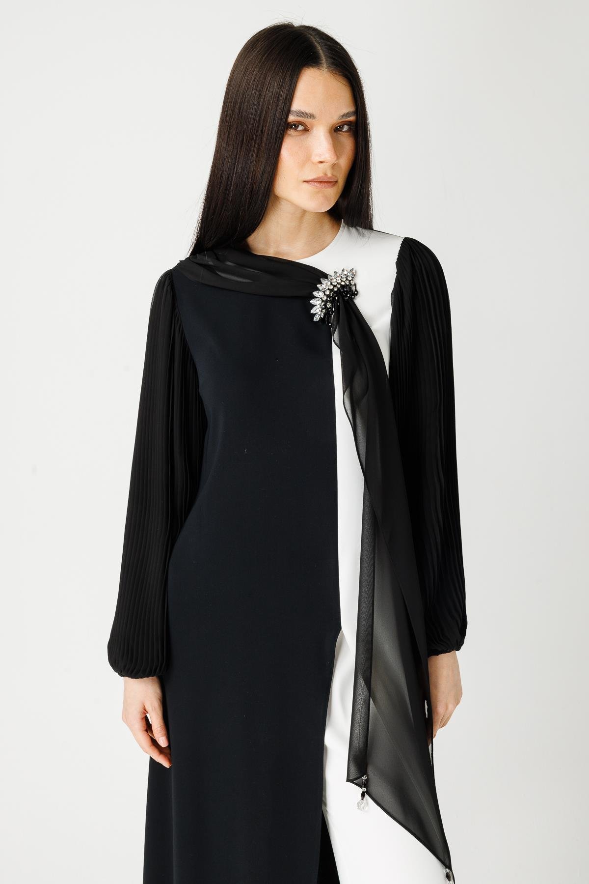 Şal Detaylı Önü Yırtmaçlı Pilise Kollu Pantolonlu Takım  Ekru