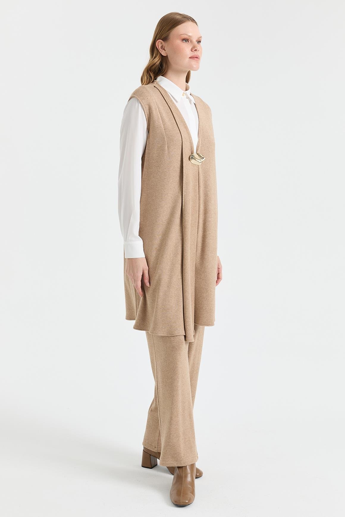 Şık Aksesuar Detaylı Üçlü Takım  Vizon