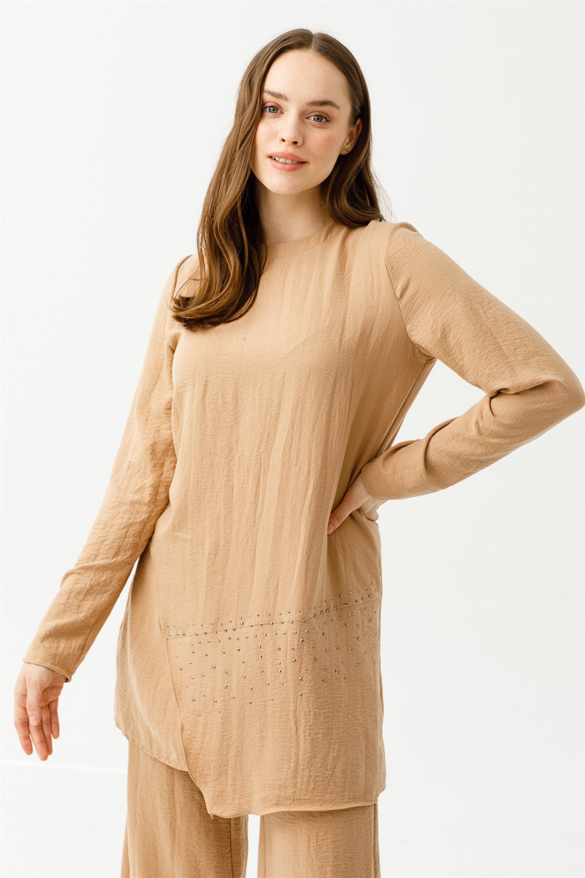 Vual Kumaştan Kesik ve Taş Detaylı Pantolon Tunik Takım  Camel