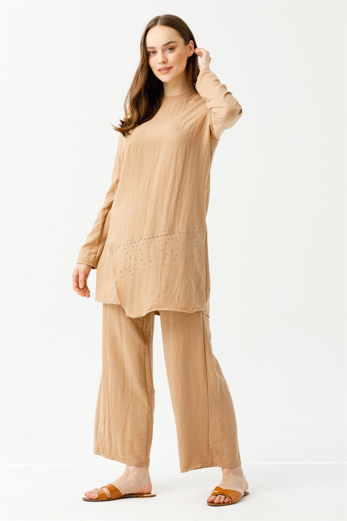Vual Kumaştan Kesik ve Taş Detaylı Pantolon Tunik Takım  Camel