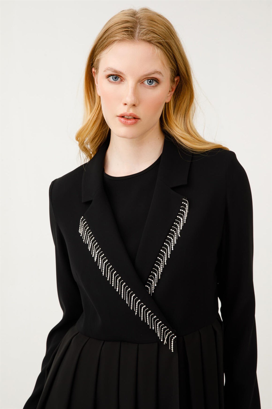 Yaka Kenarı Zincir Aksesuarlı Eteği Kırma Şifon Detaylı Pantolonlu Takım  Siyah