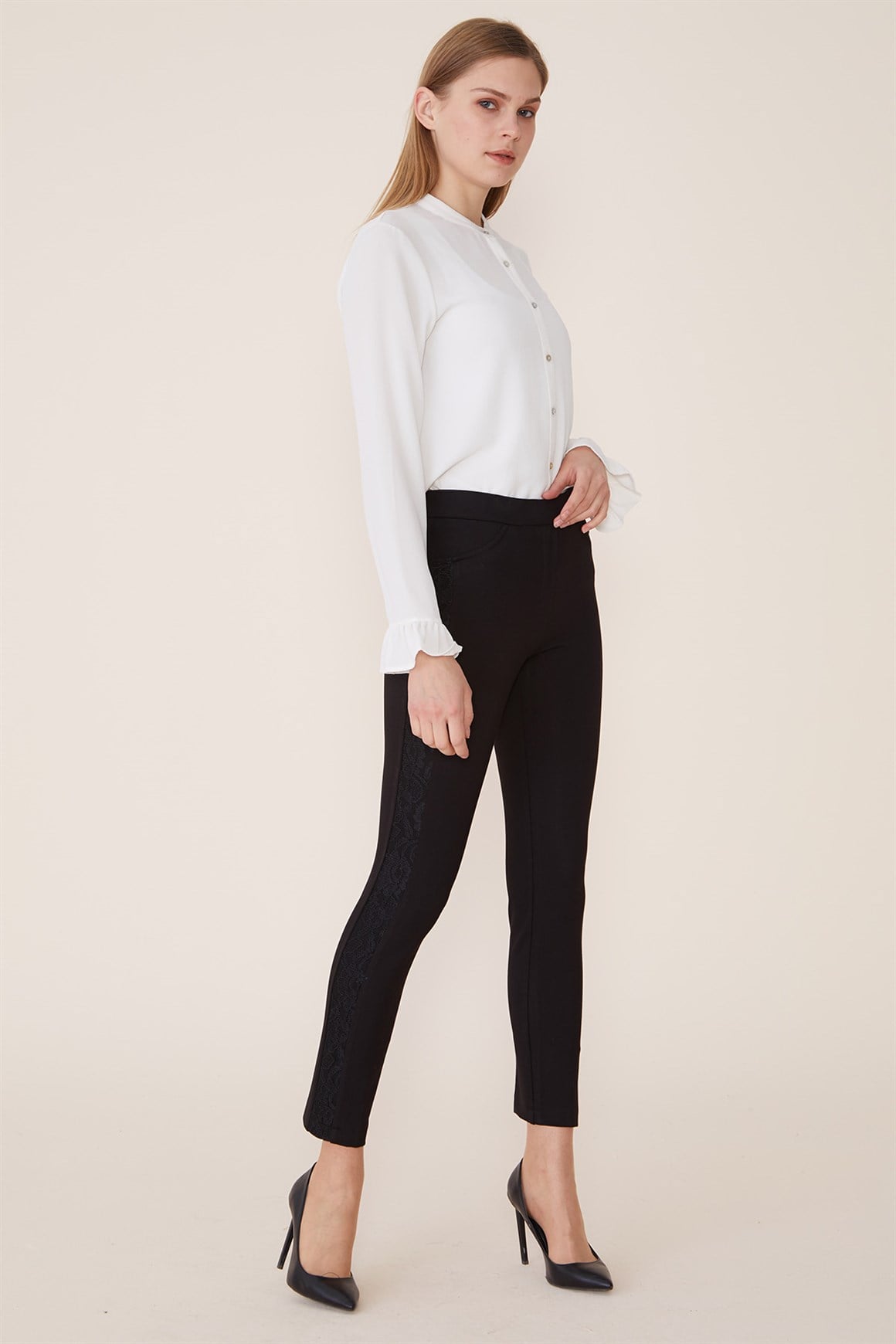 Siyah - Yanları Güpür Detaylı Pantolon