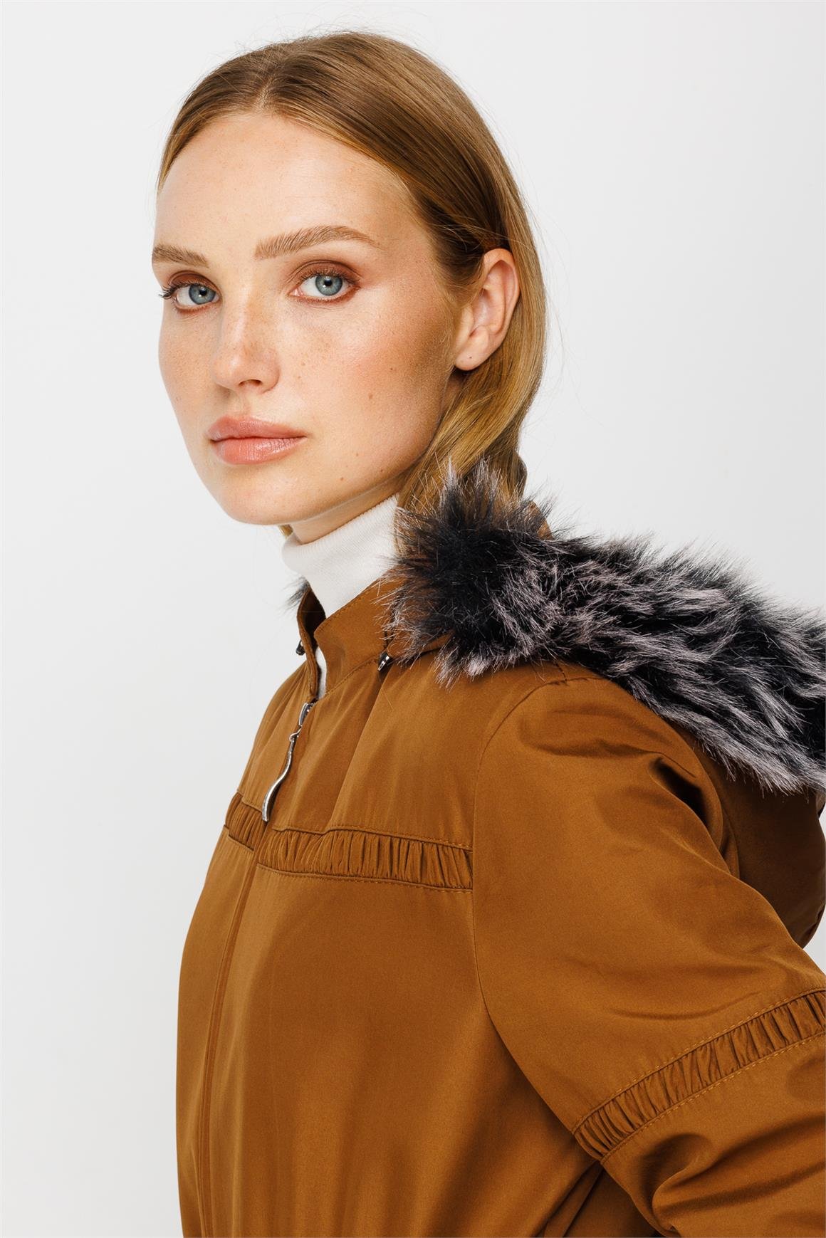 Büzgü Detaylı Ara Boy Parka  Taba