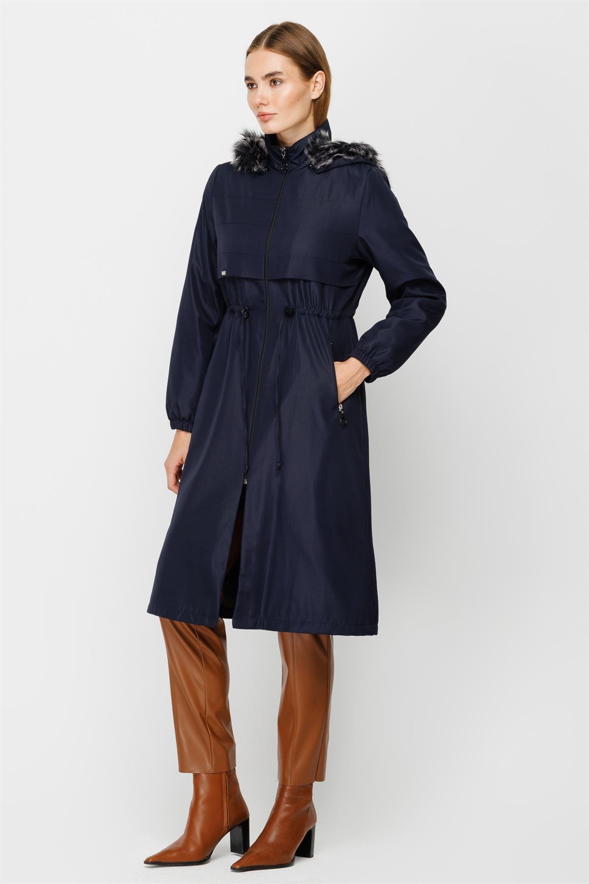 Dikiş Detaylı Ara Boy Parka  Laci