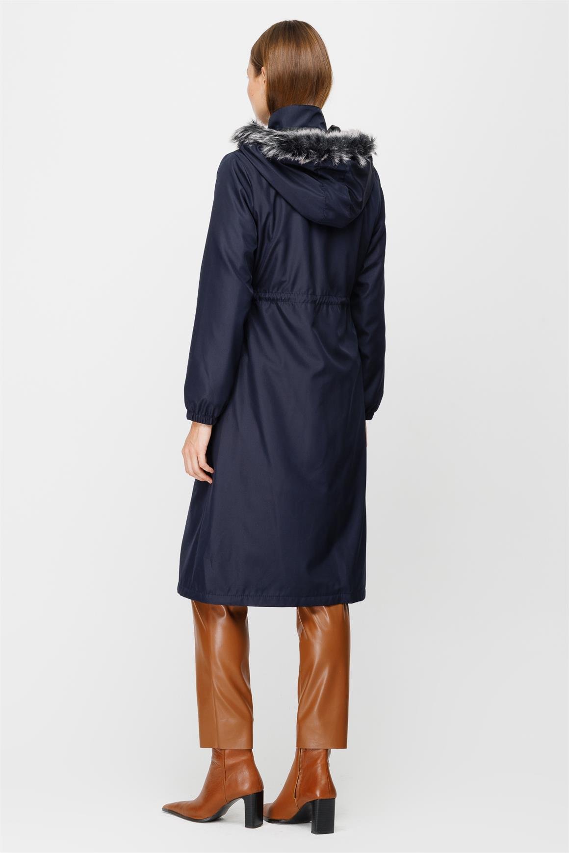 Dikiş Detaylı Ara Boy Parka  Laci