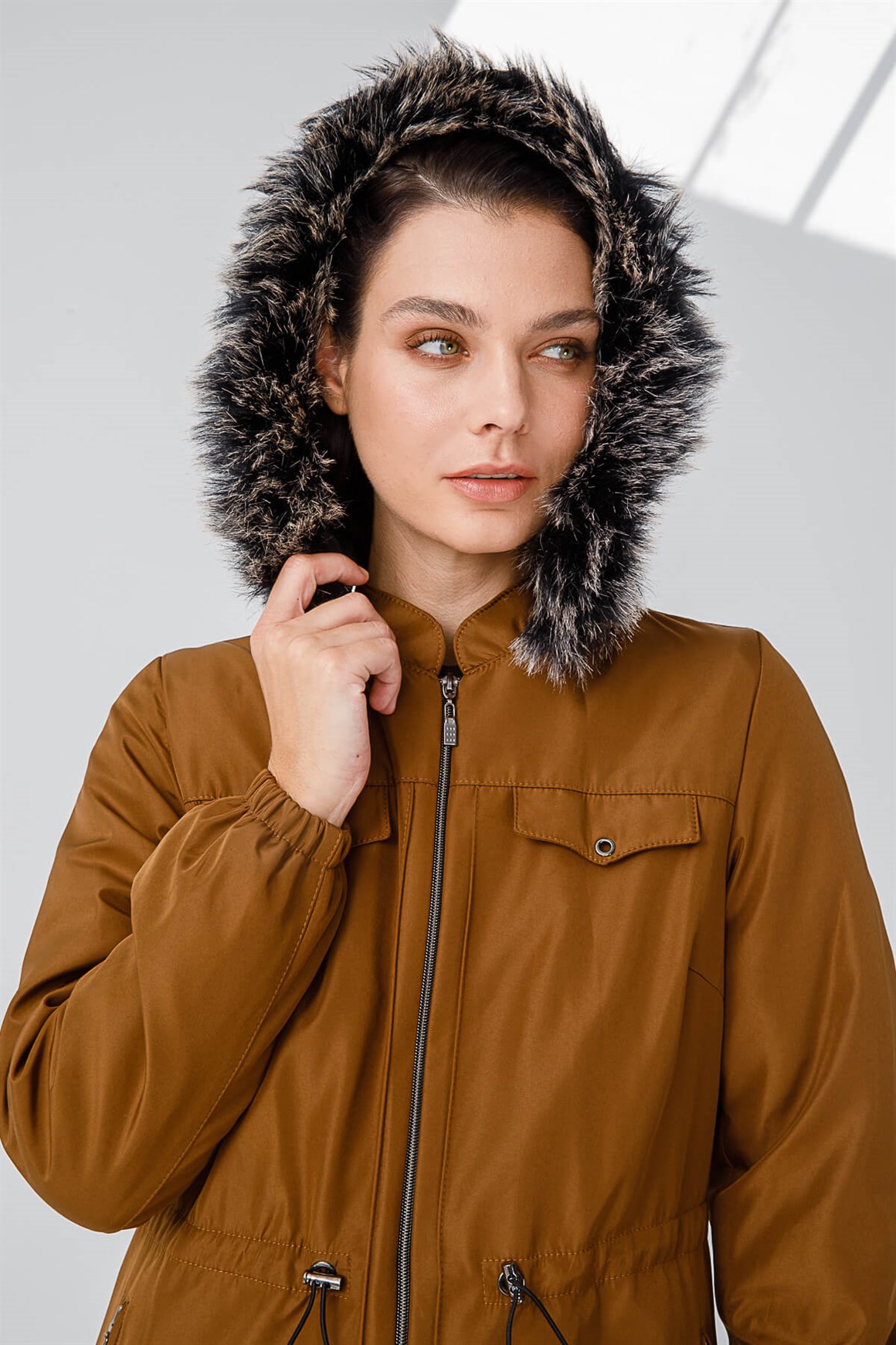 Süs Cepli Belden Büzmeli İçi Kürklü Tam Boy Parka  Taba