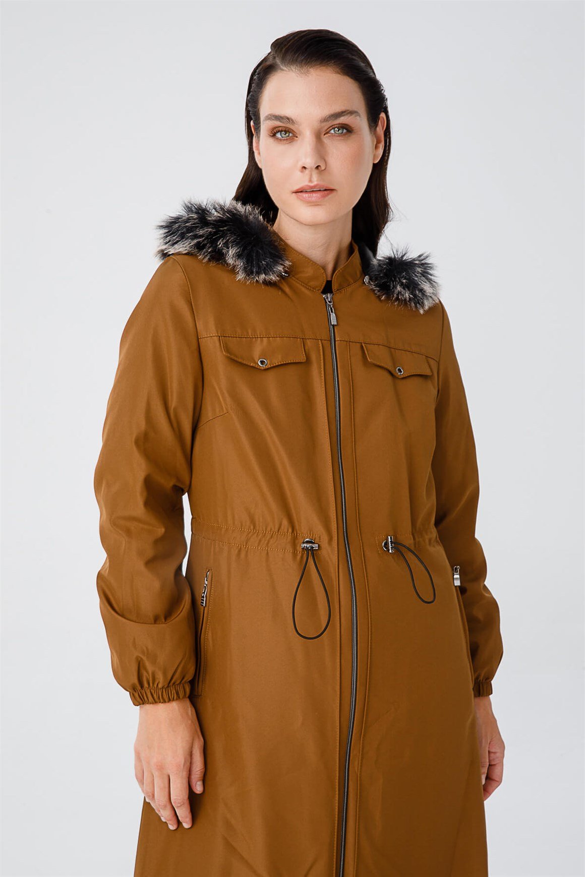 Süs Cepli Belden Büzmeli İçi Kürklü Tam Boy Parka  Taba